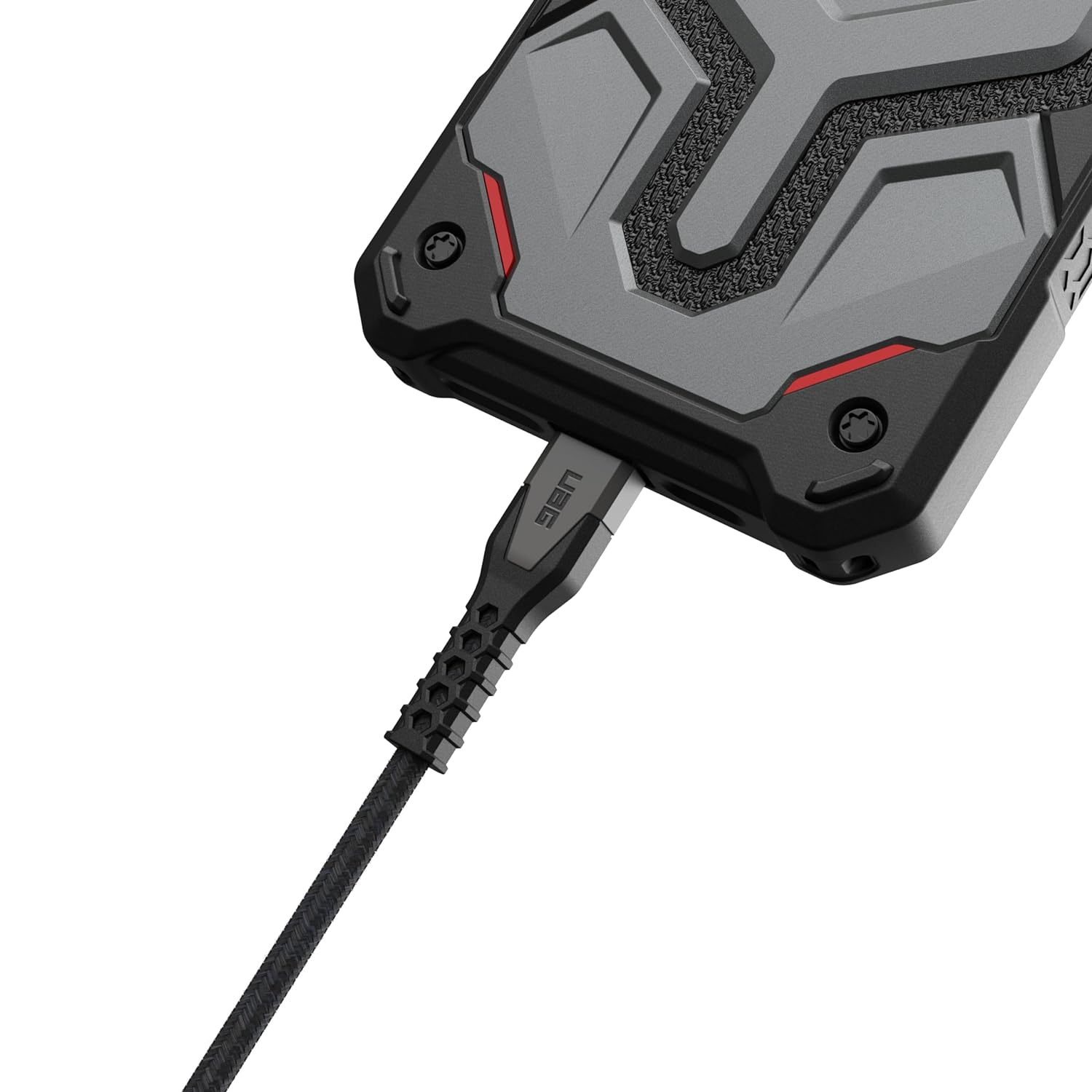Telefon w szarej i czarnej obudowie z podłączonym kablem ładującym. Kabel jest podłączony.