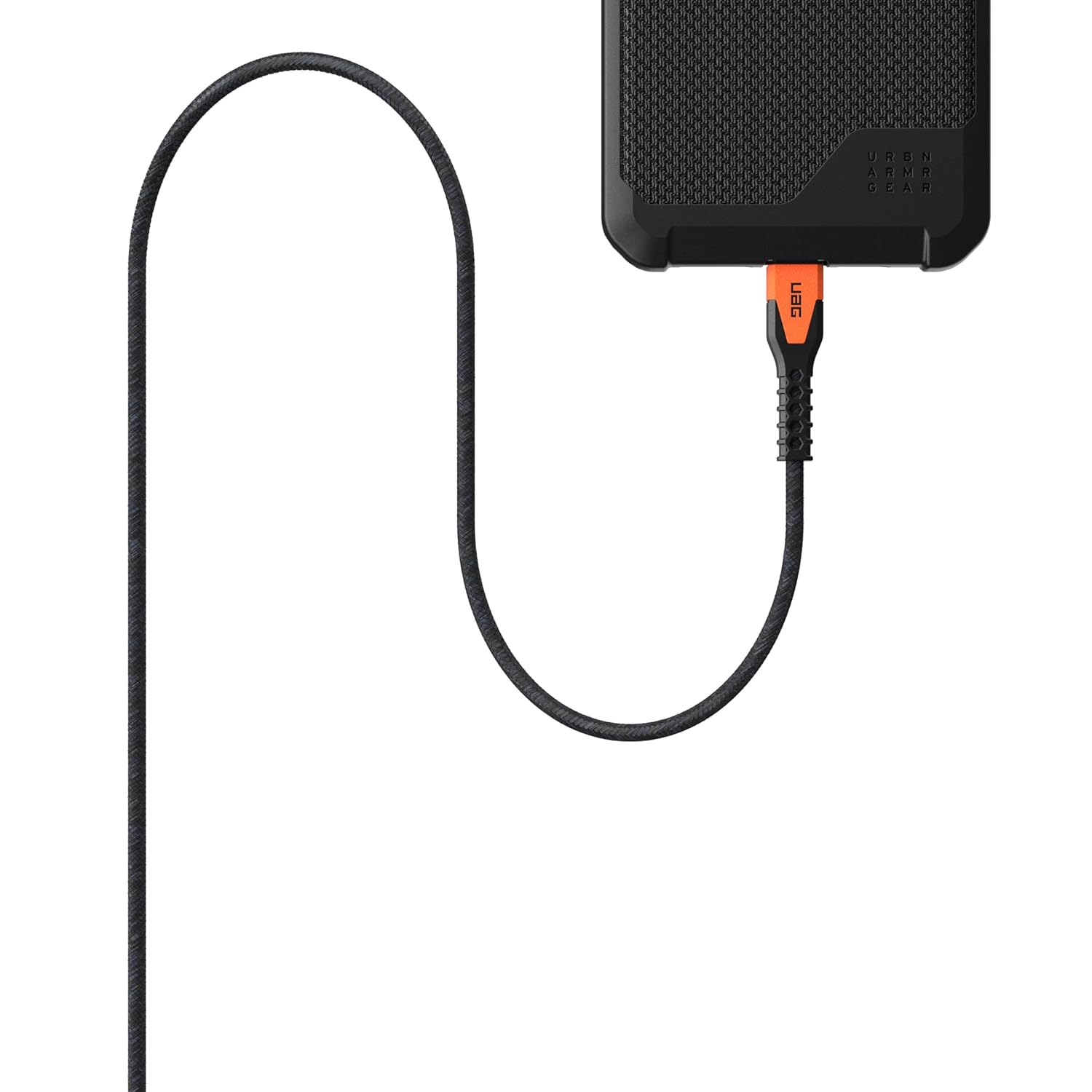 Czarny kabel ładujący z pomarańczowym złączem jest podłączony do czarnego etui na telefon.