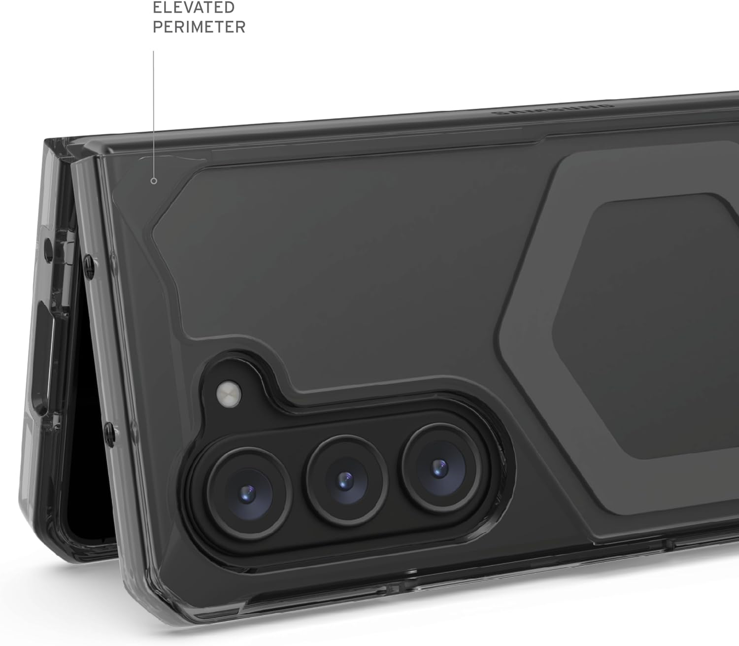 Close-up van een zwarte telefoonhoes met drie camera's en een verhoogde omtrek.