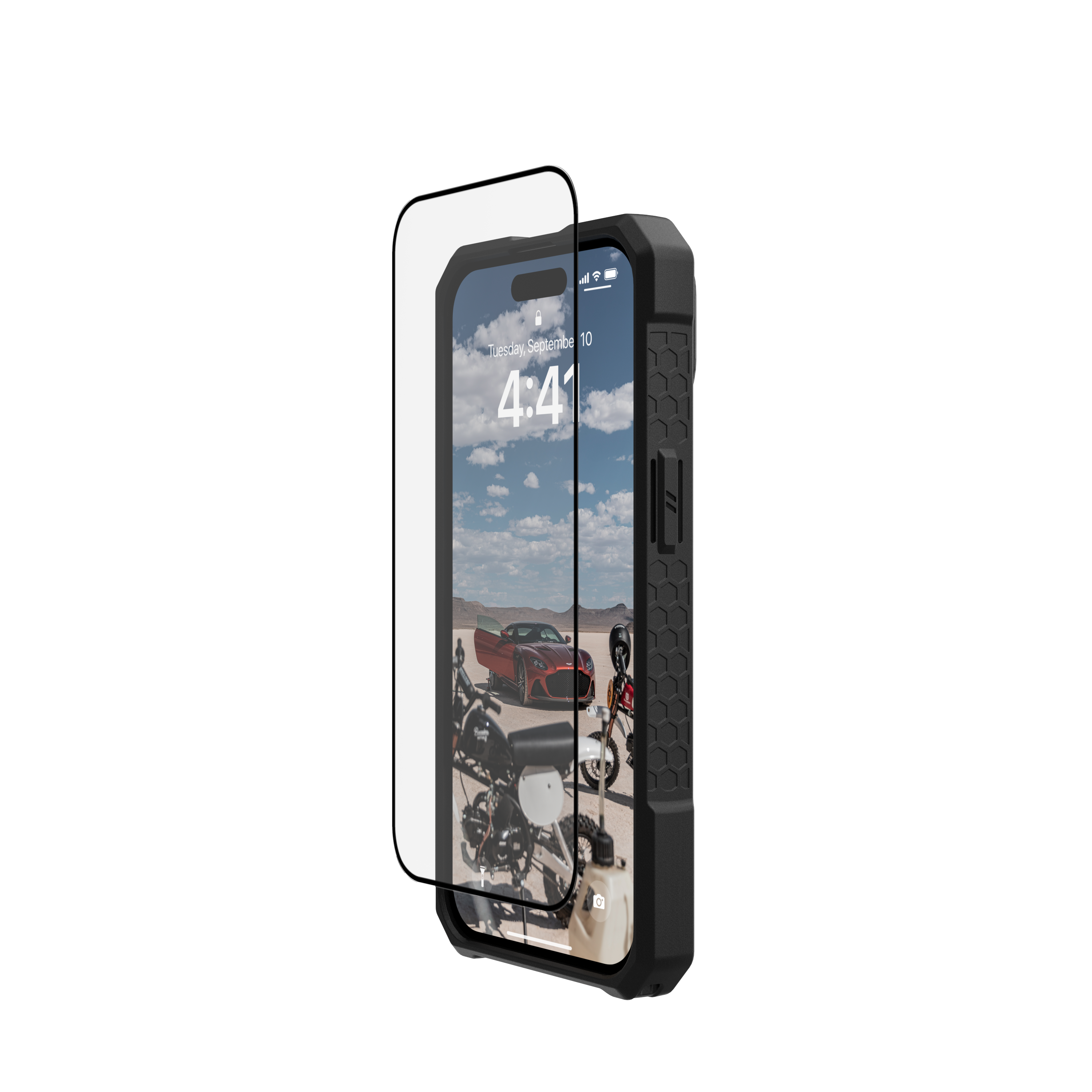 Telefoon in zwarte hoes, scherm toont een auto. Zwarte achtergrond.