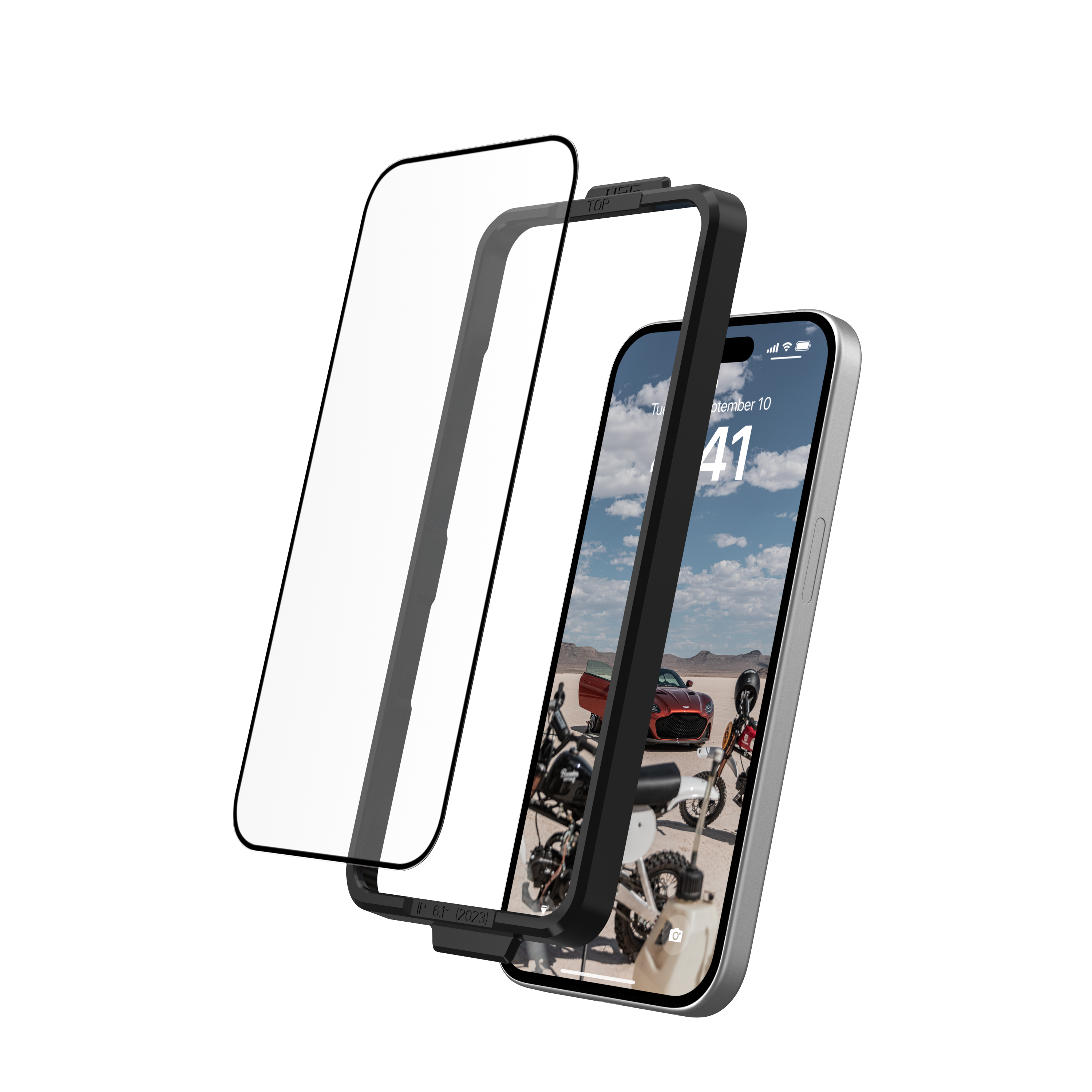 Een telefoon met een hoesje, met een achtergrond van een auto en motorfietsen.