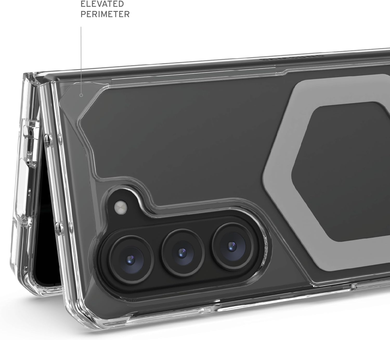 Close-up van een telefoonhoesje met een doorzichtige achterkant en drie cameralenzen.