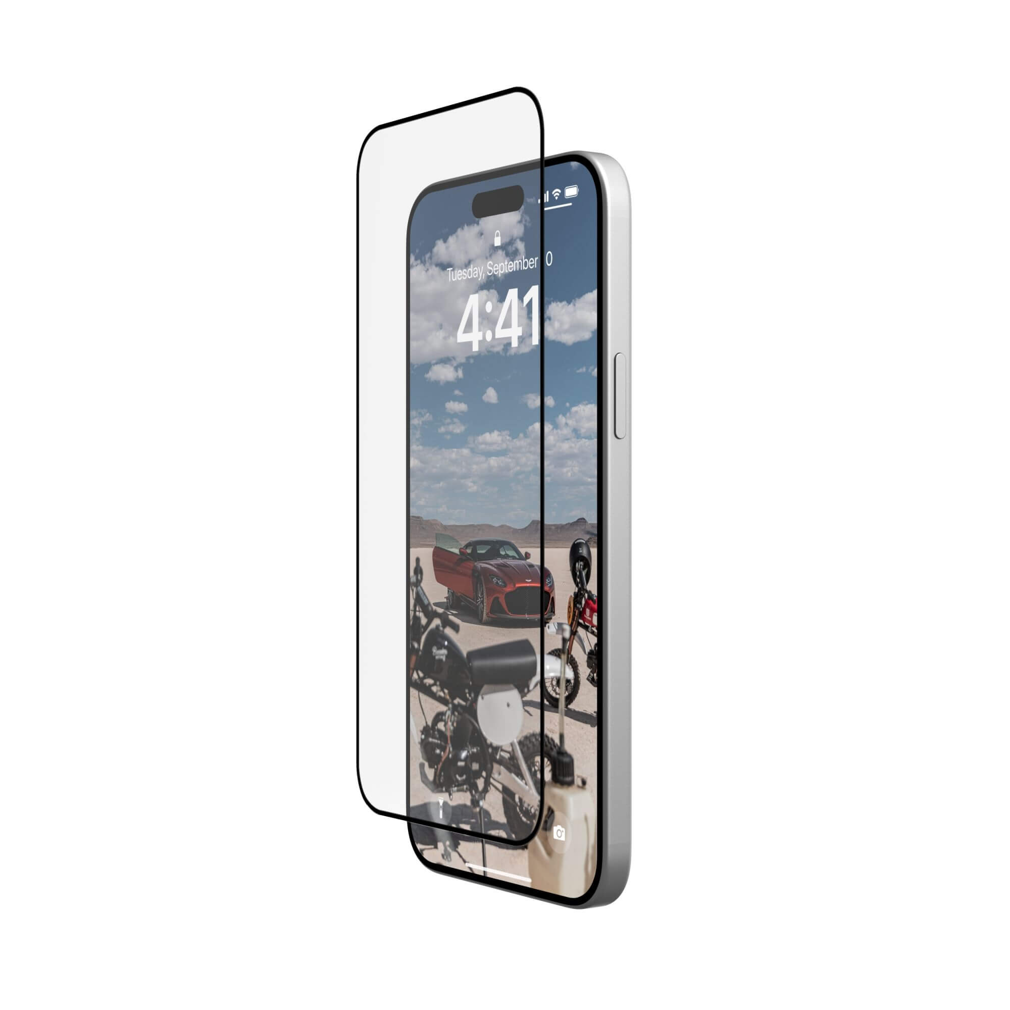 Smartphone met schermbeschermer, toont auto's en motoren.