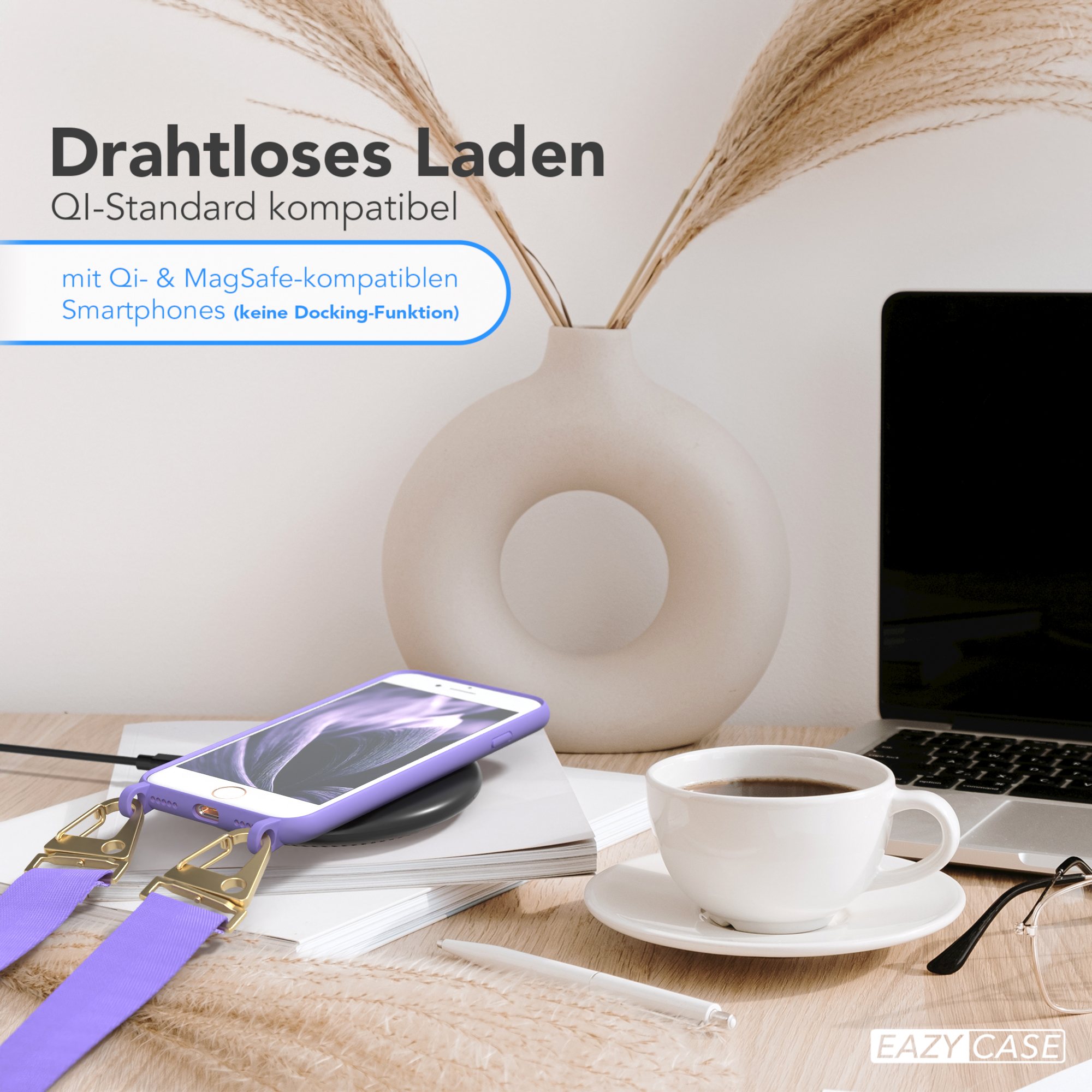 Ein Telefon, das drahtlos auf einem Holztisch geladen wird, mit einer Kaffeetasse und Gläsern. Text: Kabelloses Laden.