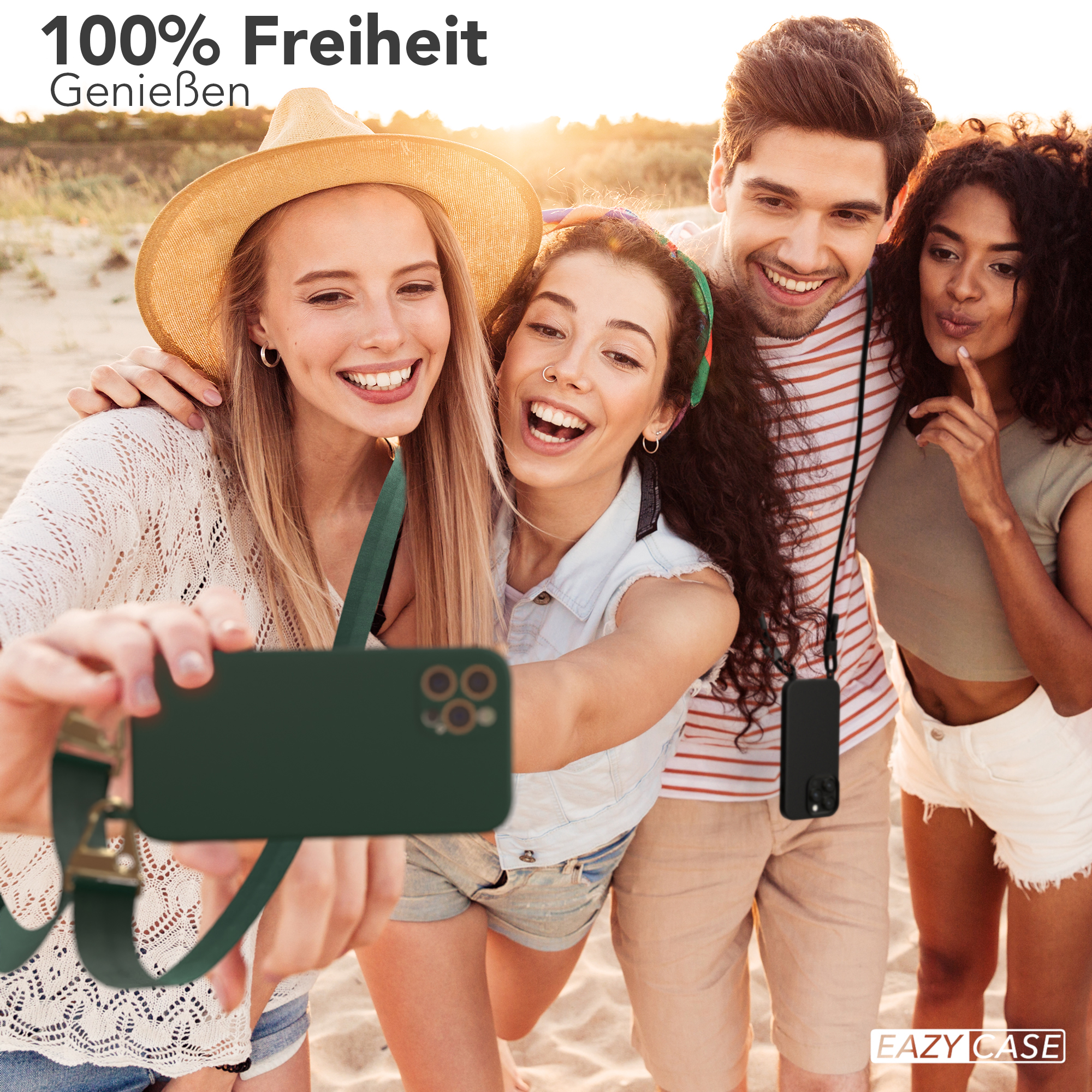 Vier Personen machen ein Selfie am Strand. Ein Telefon wird in die Luft gehalten.