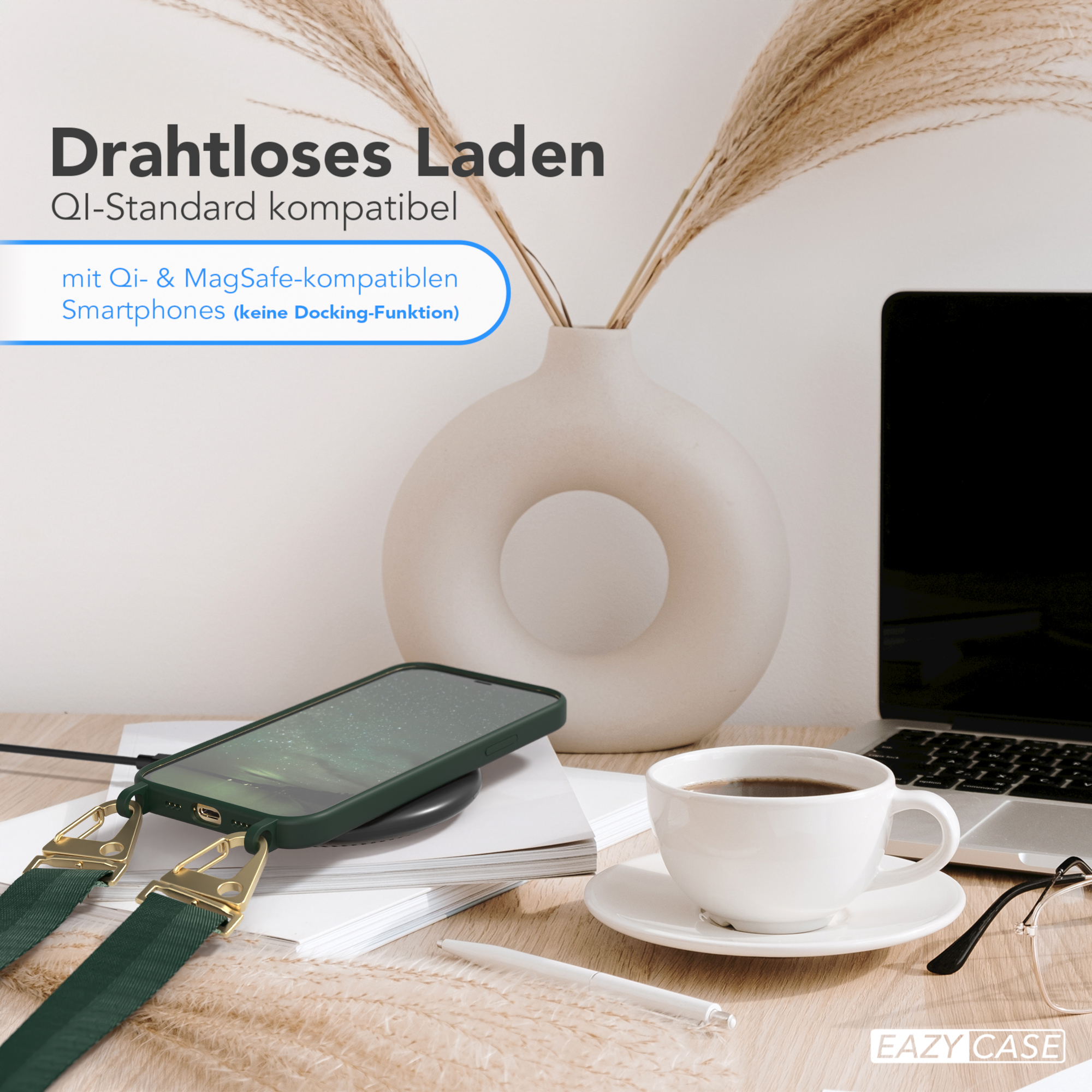 Telefon auf kabellosem Ladegerät. Vase mit Pflanzen, Kaffee und Gläsern auf dem Tisch. Text: Kabelloses Laden.