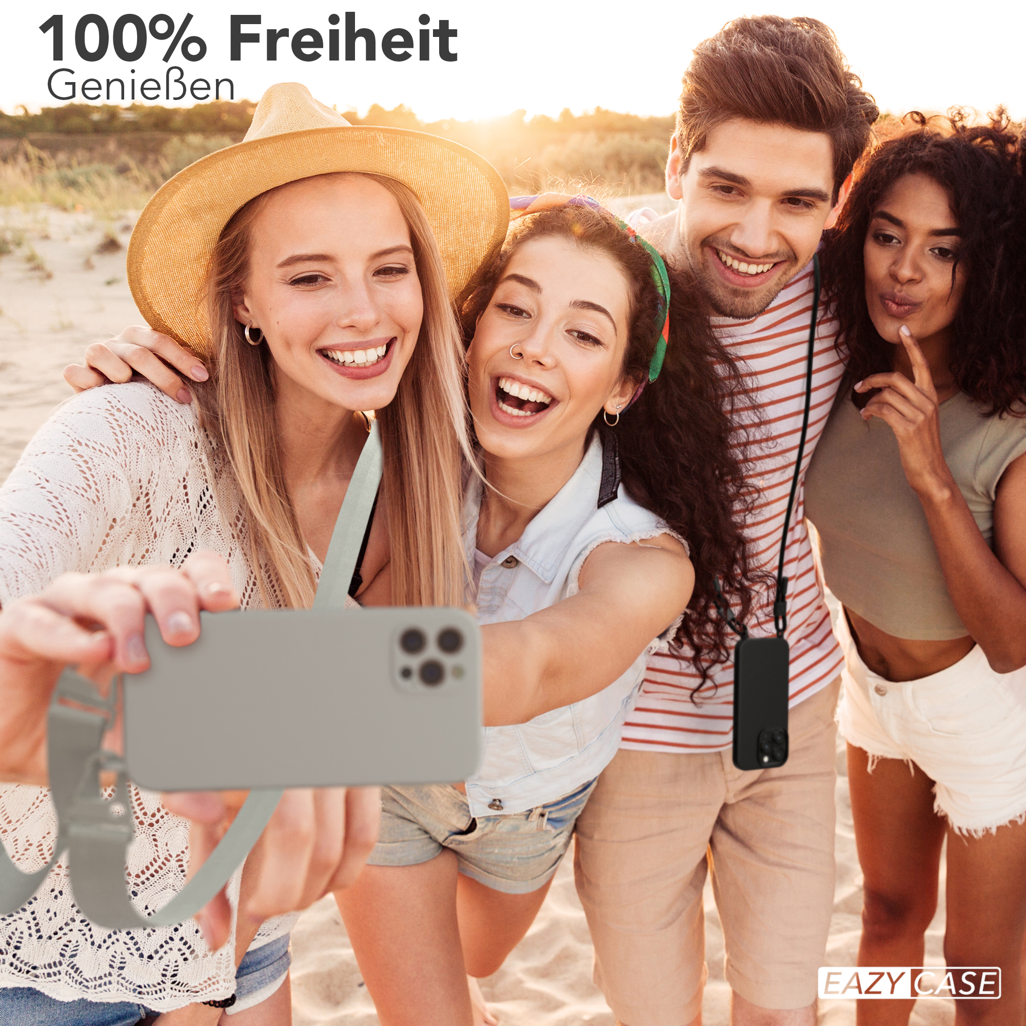 Gruppe von Freunden macht ein Selfie am Strand. Einer hält das Telefon mit einer Hülle.