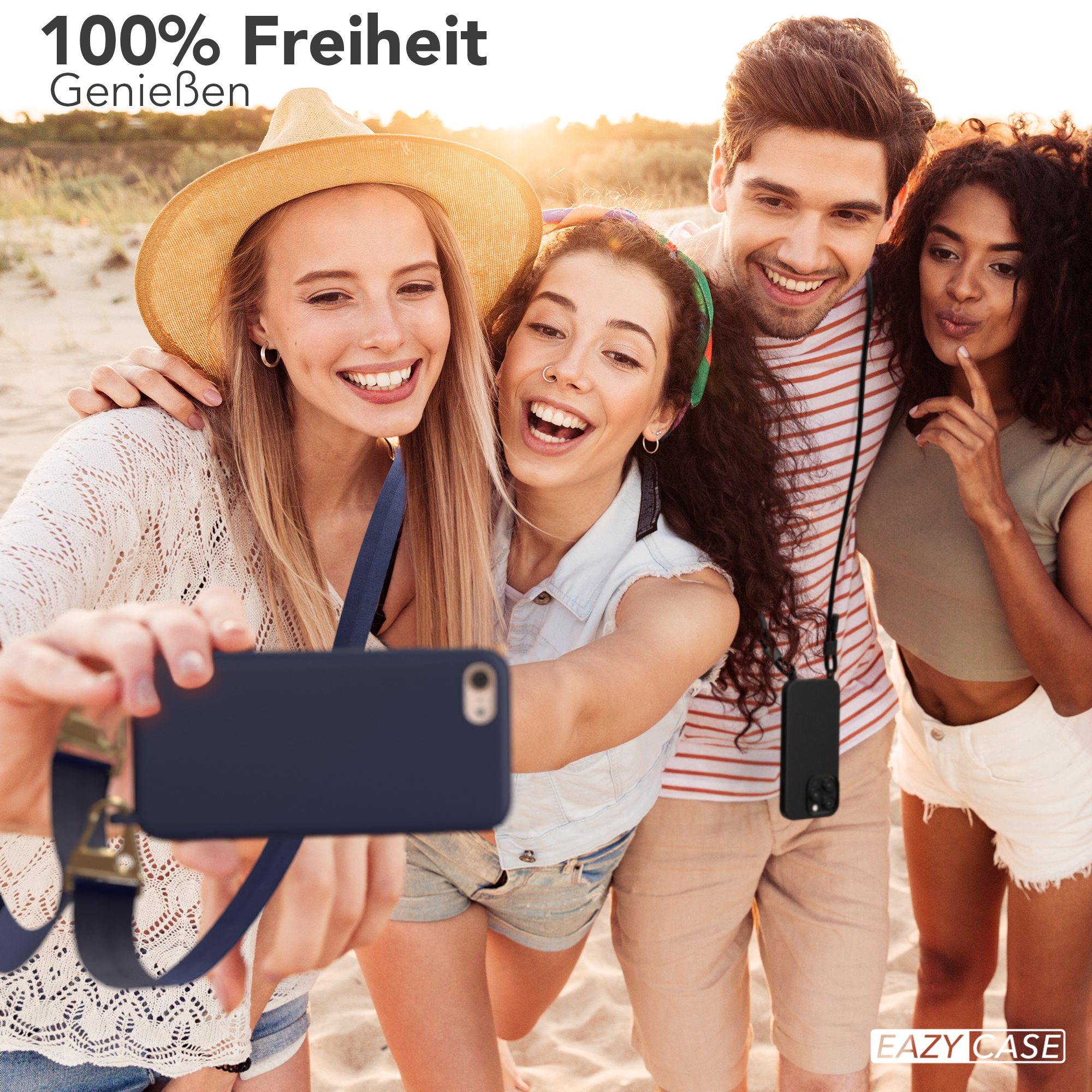 Vier Freunde machen ein Selfie am Strand. Die Sonne scheint und alle lächeln.