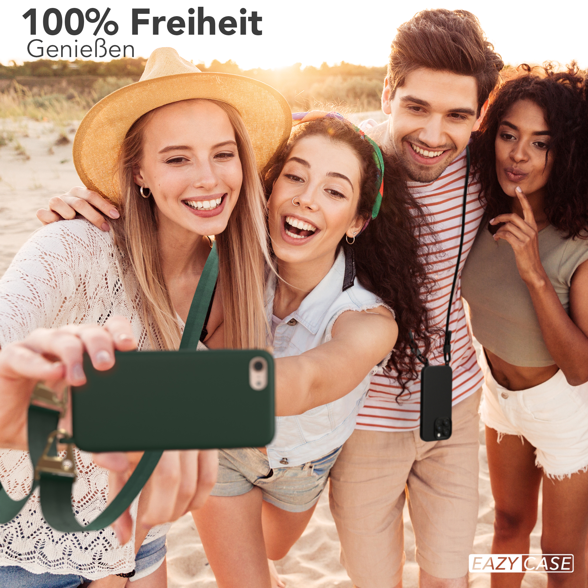 Vier lächelnde Menschen machen ein Selfie am Strand. Eine Person hält das Telefon.