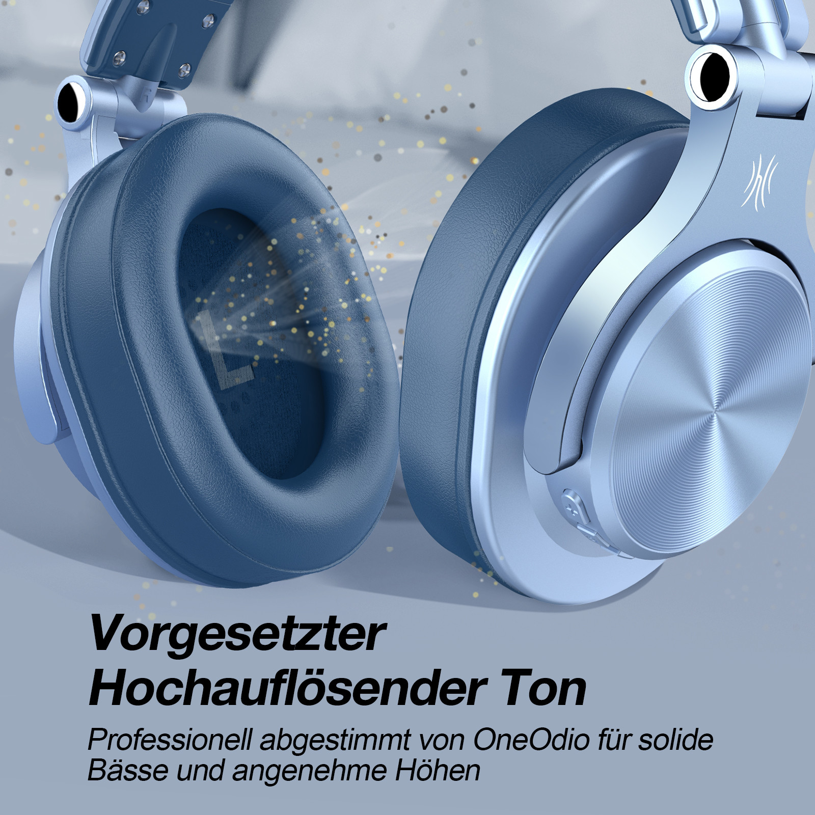 Blaue Kopfhörer mit Text: Hochauflösender Klang. Blasen oder Partikel um die linke Ohrmuschel. Nahaufnahme.