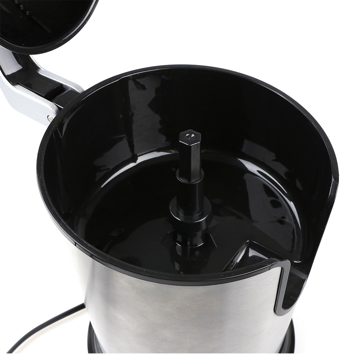 Nahaufnahme des Innenraums eines schwarz-silbernen Geräts. Kreisförmiges Design mit zentralem schwarzem Pfosten.