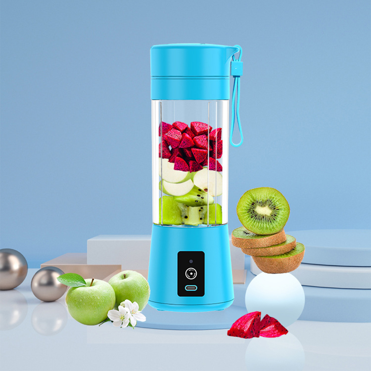 Blauer tragbarer Mixer mit Früchten, und Früchte daneben.