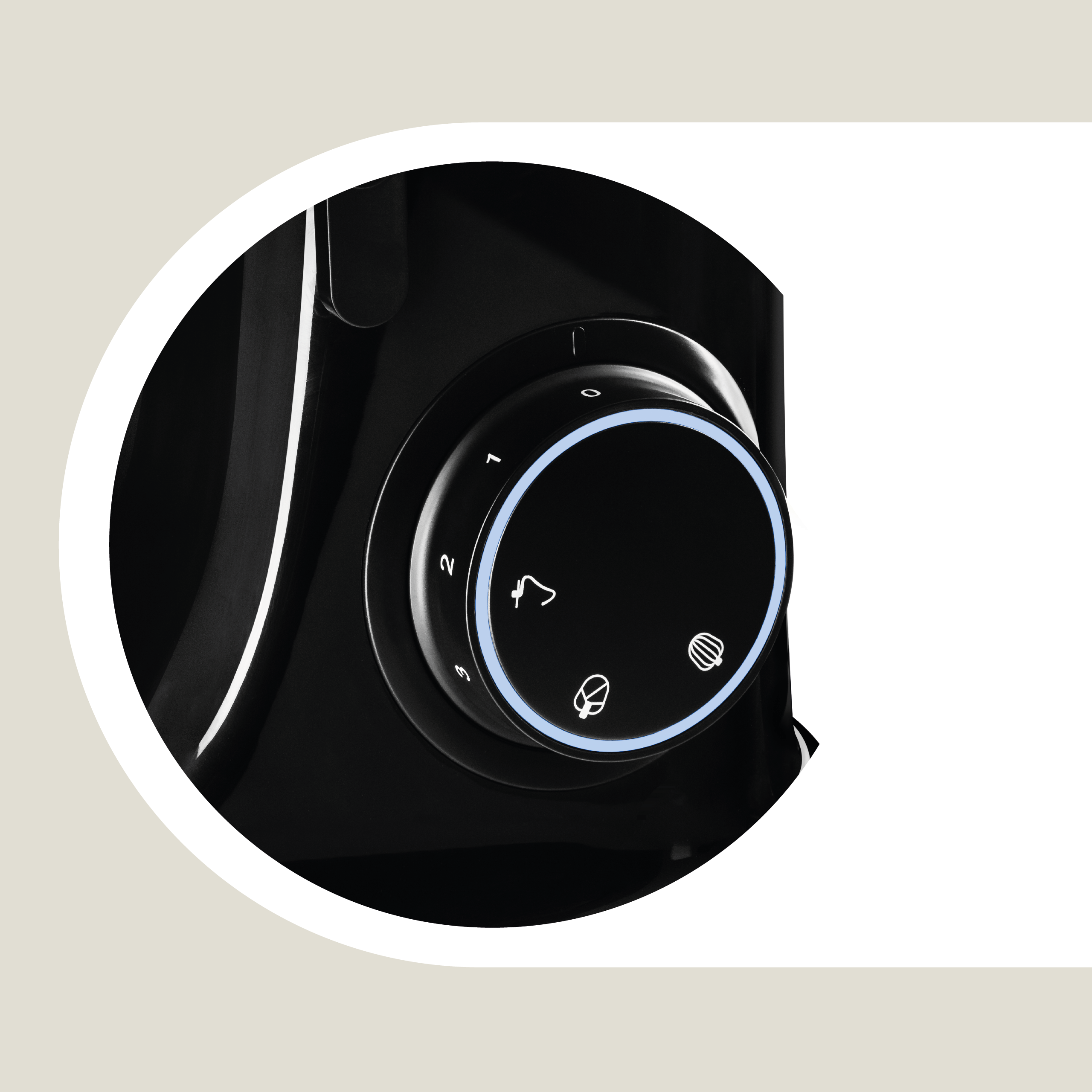 Zbliżenie czarnego pokrętła z numerami i ikonami, w białym okręgu.