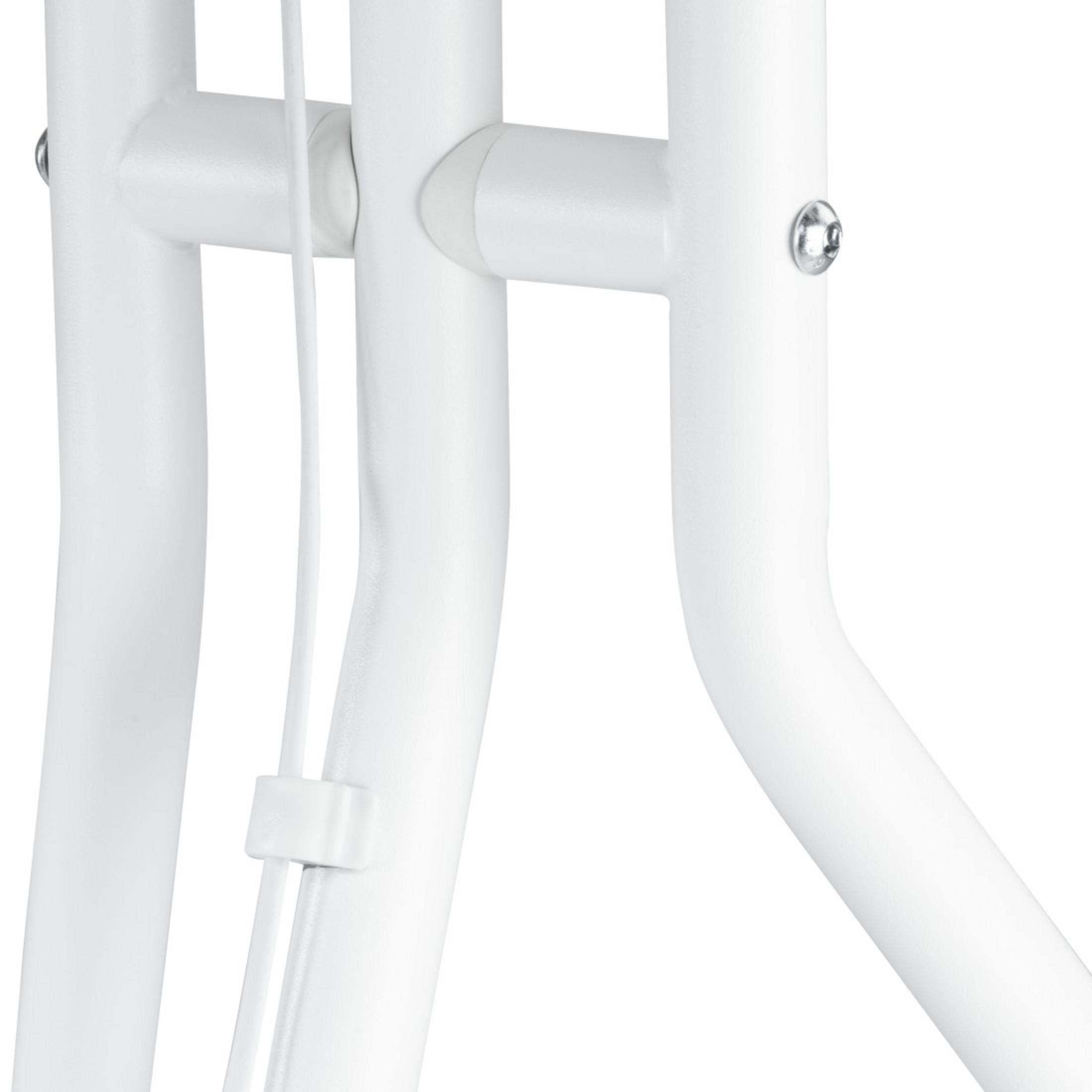 Eine Nahaufnahme von weißen Metallmöbelbeinen. Ein weißes Kabel und eine Schraube sind ebenfalls sichtbar.