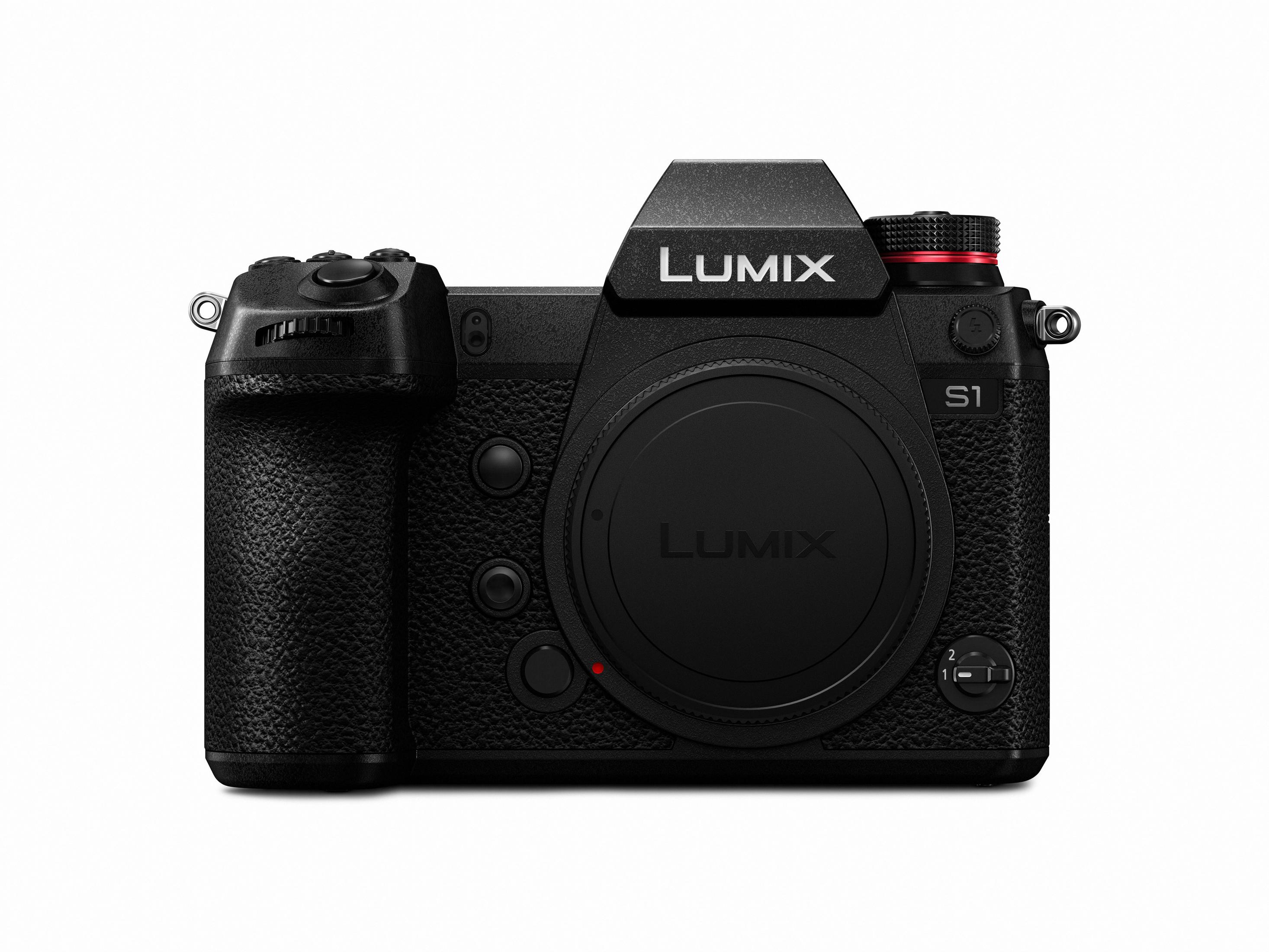Schwarze Kamera mit Lumix oben und Objektiv. Isoliert auf weißem Hintergrund.