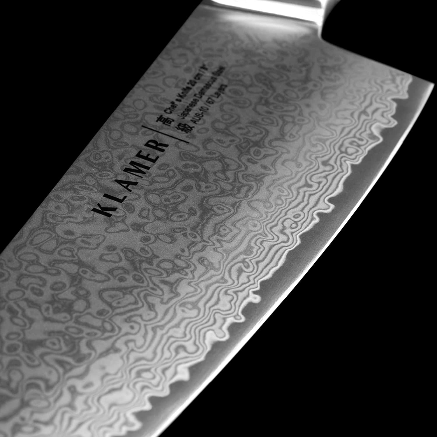 Nahaufnahme einer Kochmesser-Klinge mit gemustertem Design.