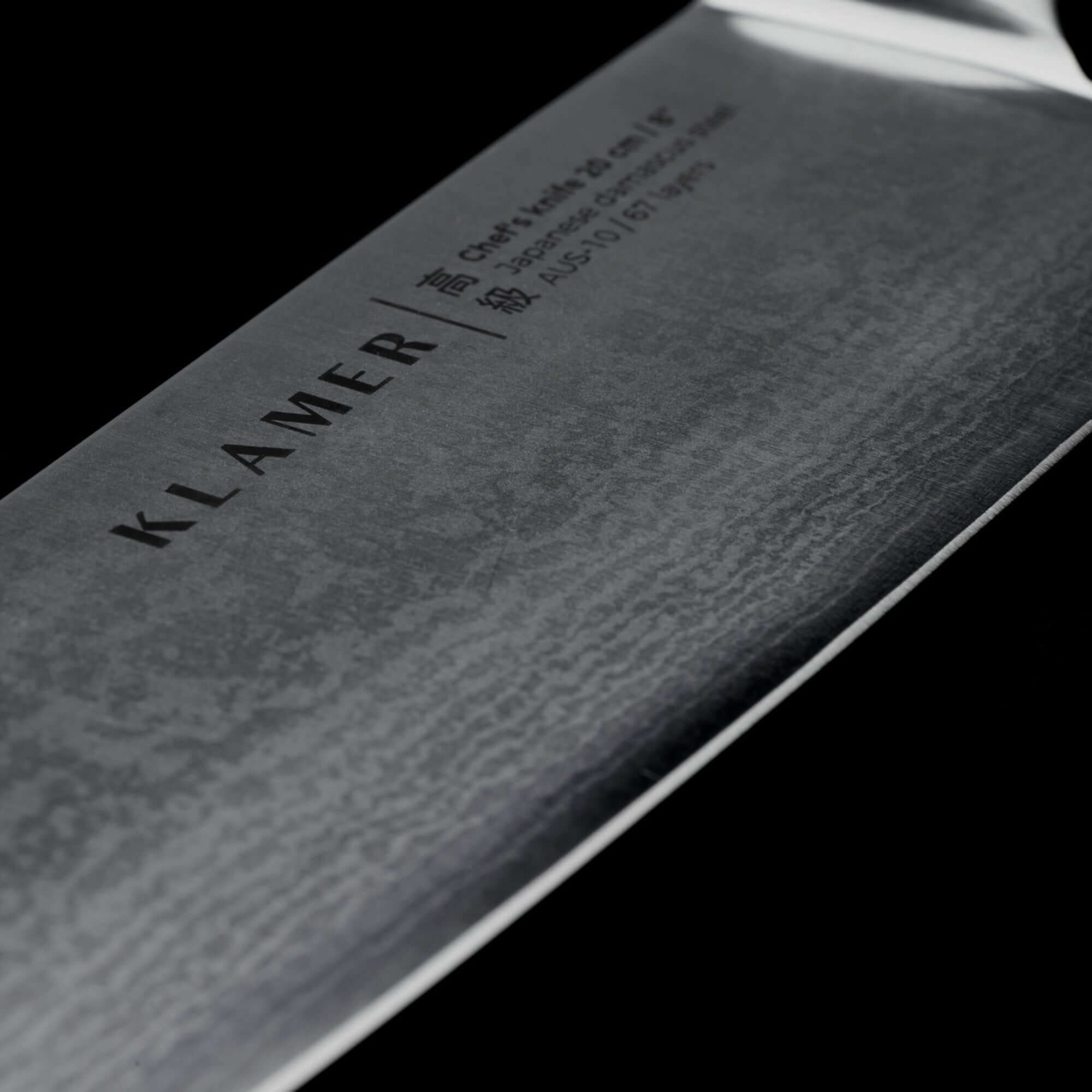 Nahaufnahme einer Kochmesser-Klinge, Text: Klamer, Kochmesser 20 cm 167 Lagen.