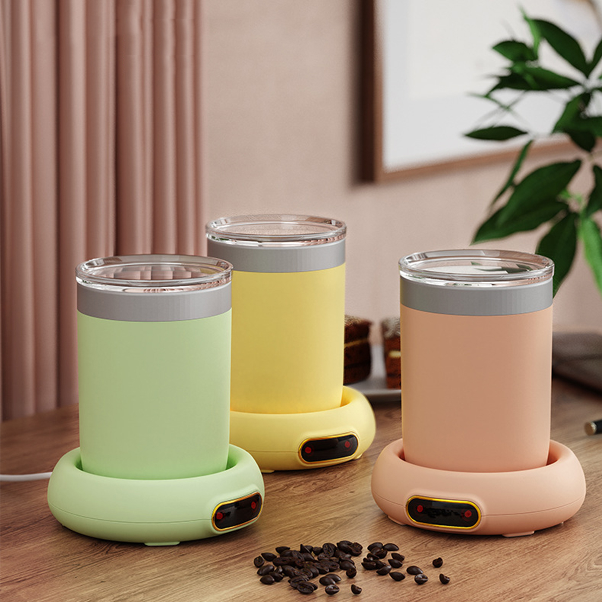 Drei bunte Becherwärmer auf einem Holztisch mit Kaffeebohnen drumherum.