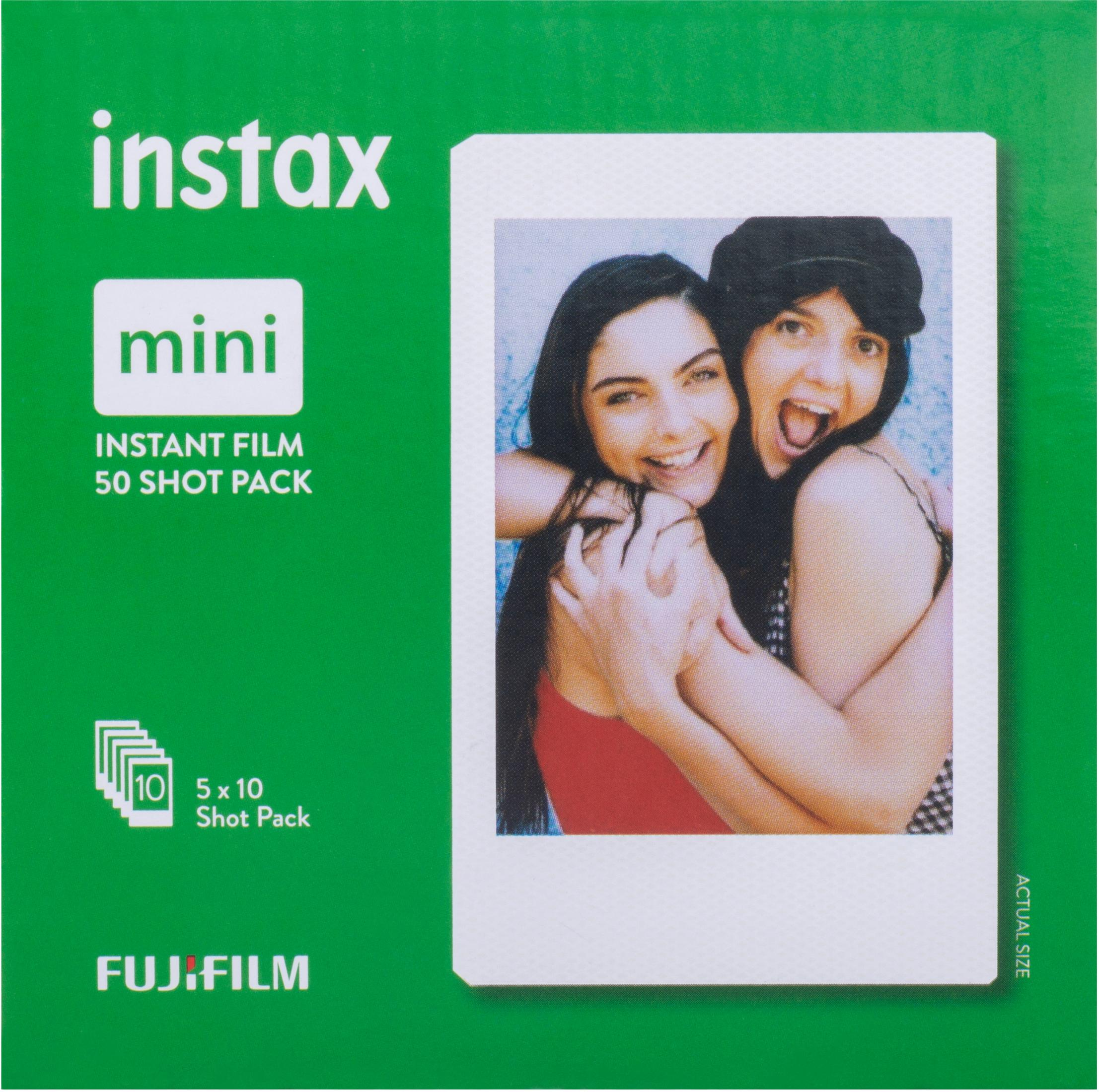 Zielone pudełko filmu Instax Mini ze zdjęciem dwóch uśmiechniętych kobiet.