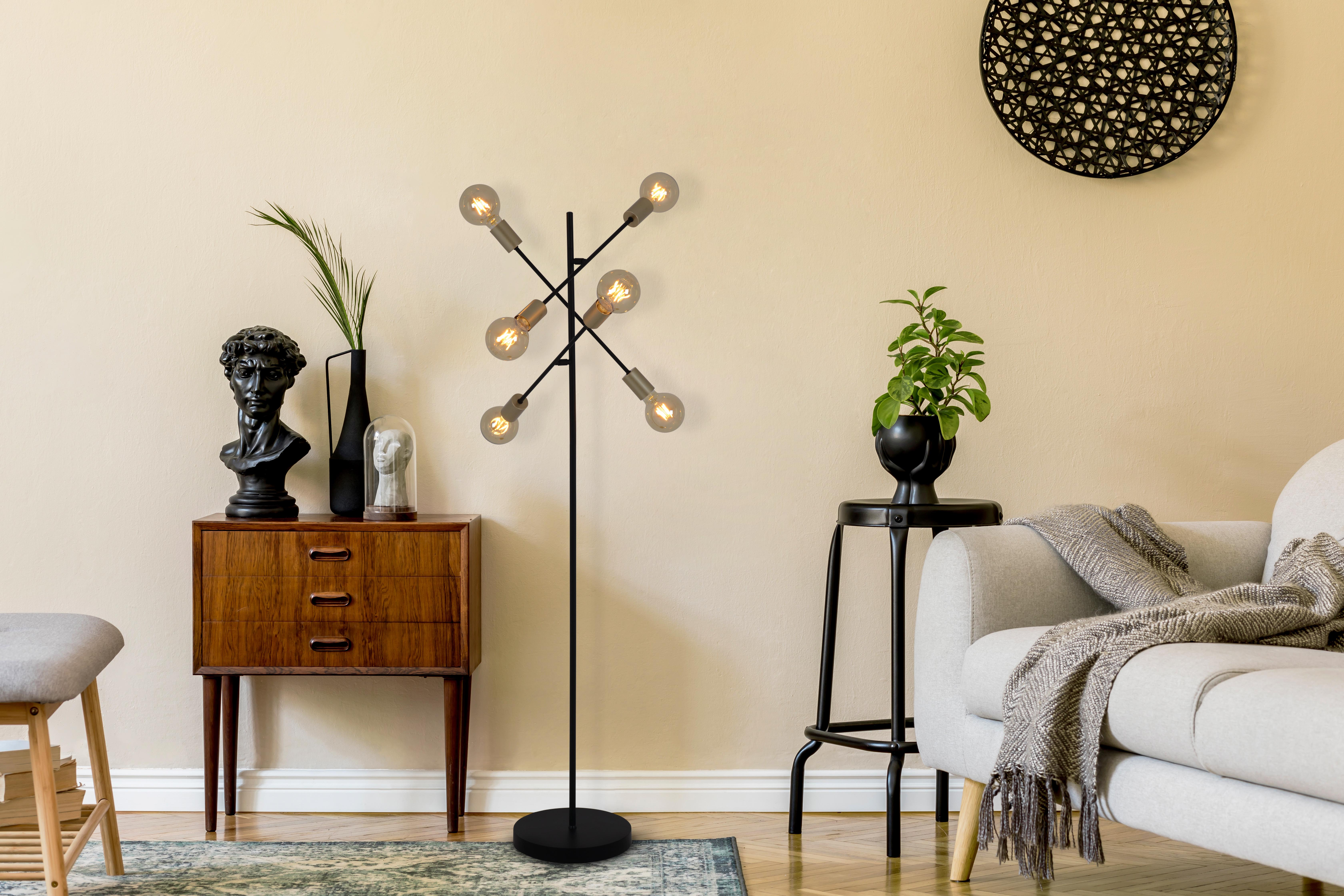 Modernes Wohnzimmer mit Stehlampe, Holzschrank, Sofa und rundem Teppich.