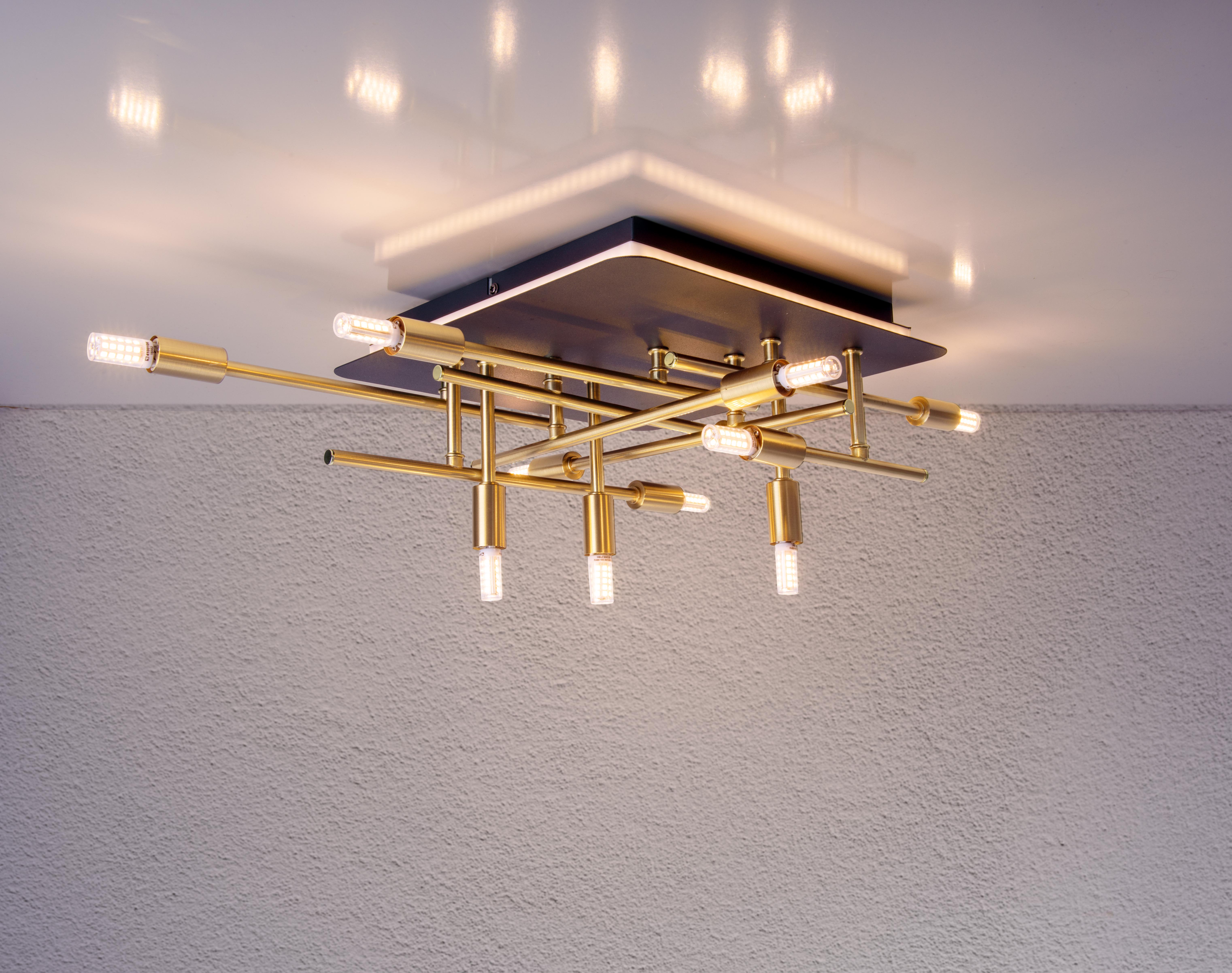 Moderne Deckenleuchte mit mehreren Armen und Lichtern an einer weißen Decke. Die Lichter sind an.