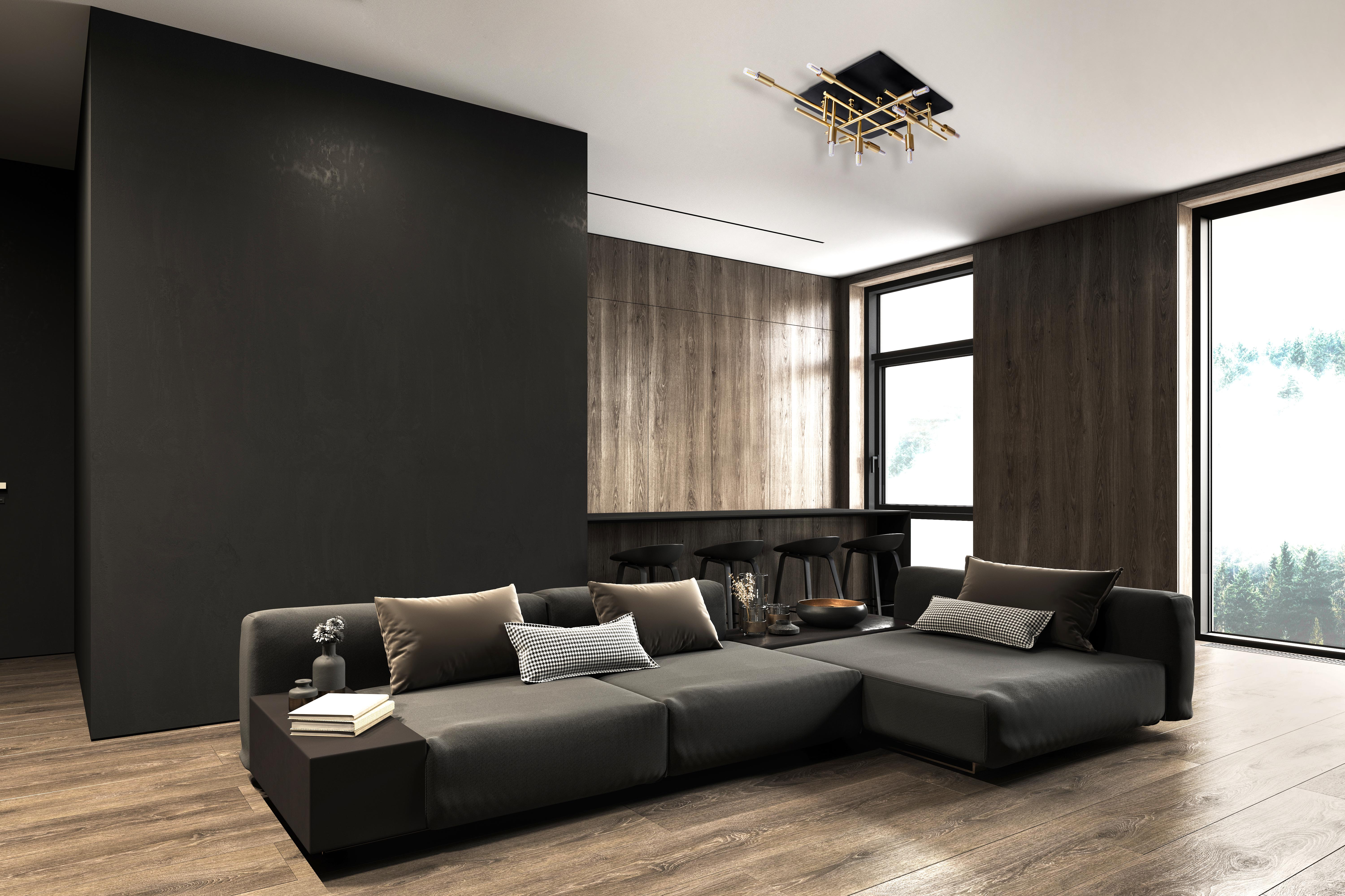 Modernes Wohnzimmer mit dunklem Farbschema, mit großem grauen Sofa, Holzböden und Deckenleuchte.