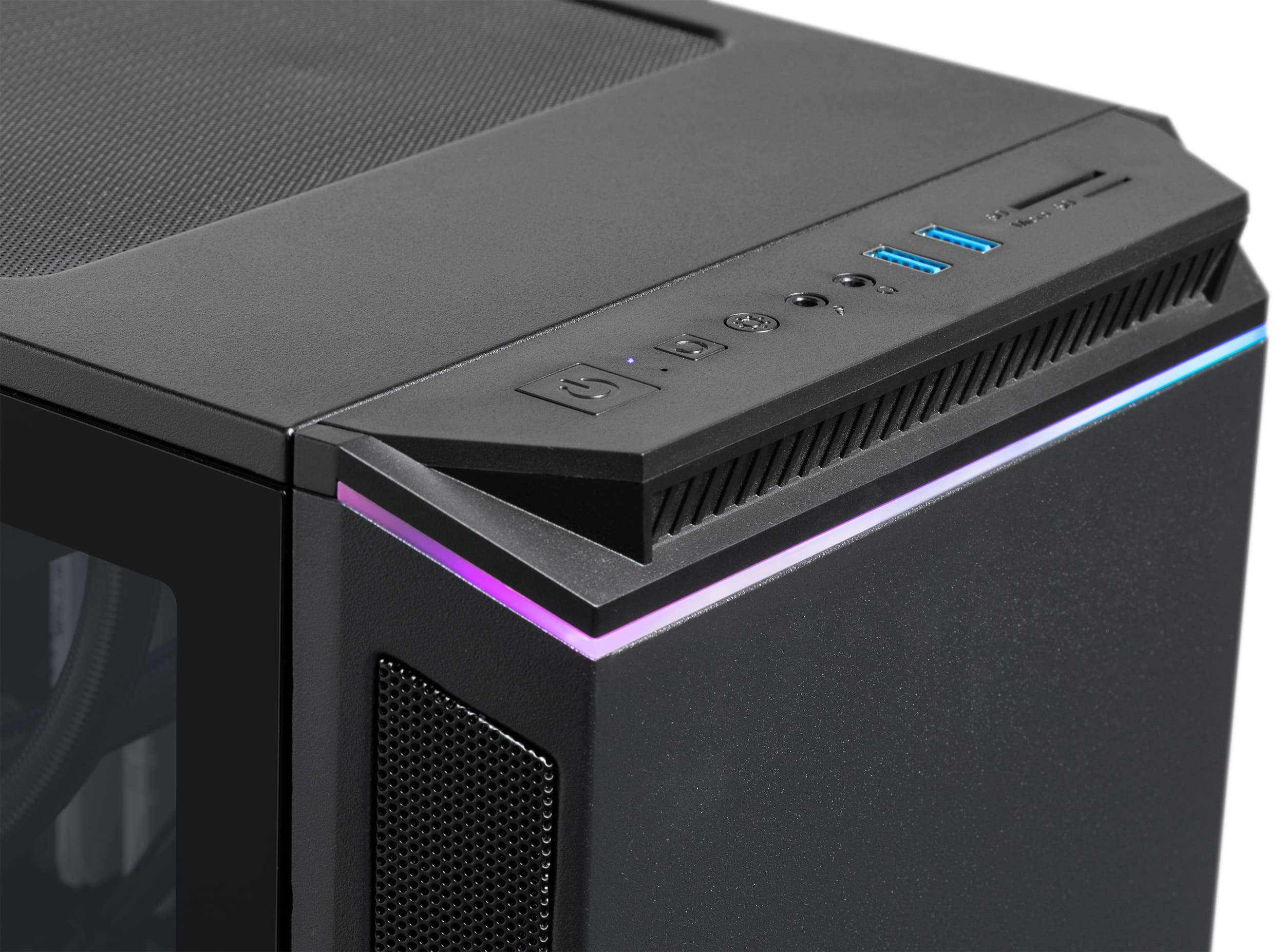 Nahaufnahme eines schwarzen Computergehäuses. Stromversorgung, USB-Anschlüsse und Licht sind oben sichtbar.