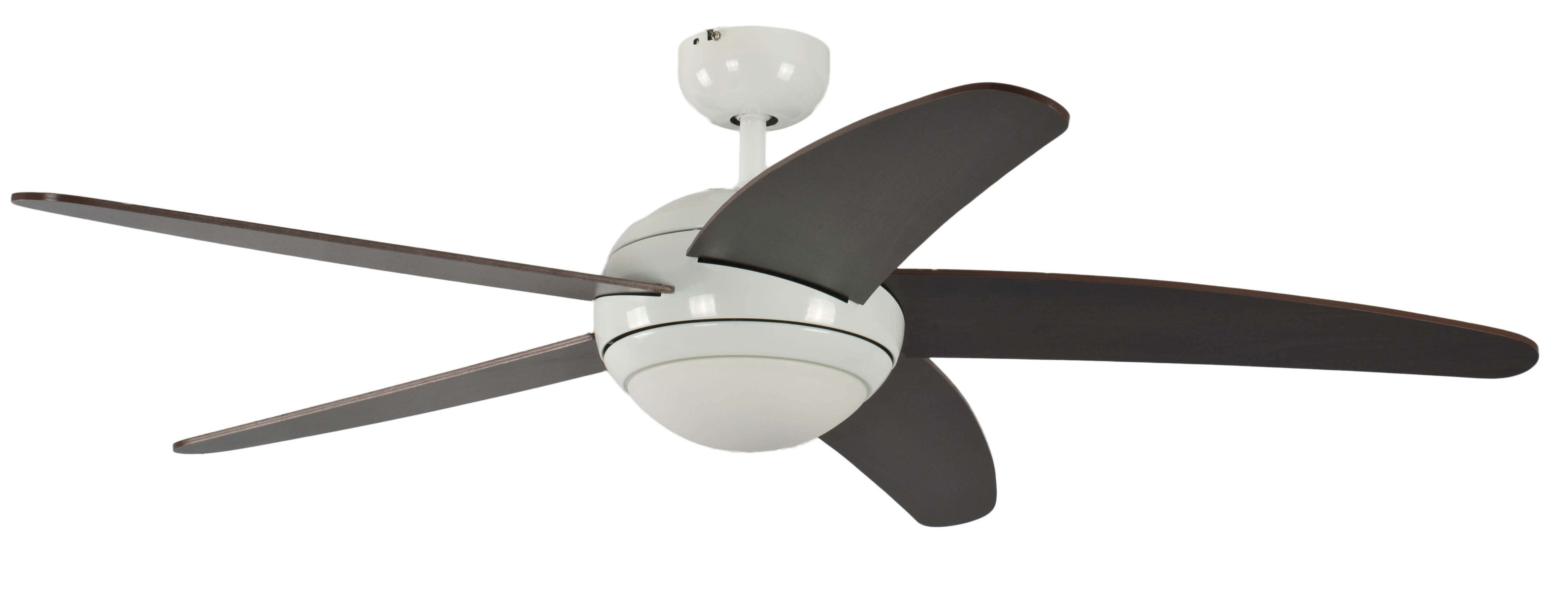 Weißer Deckenventilator mit fünf Flügeln und einem weißen Licht. Die Flügel sind dunkelbraun.