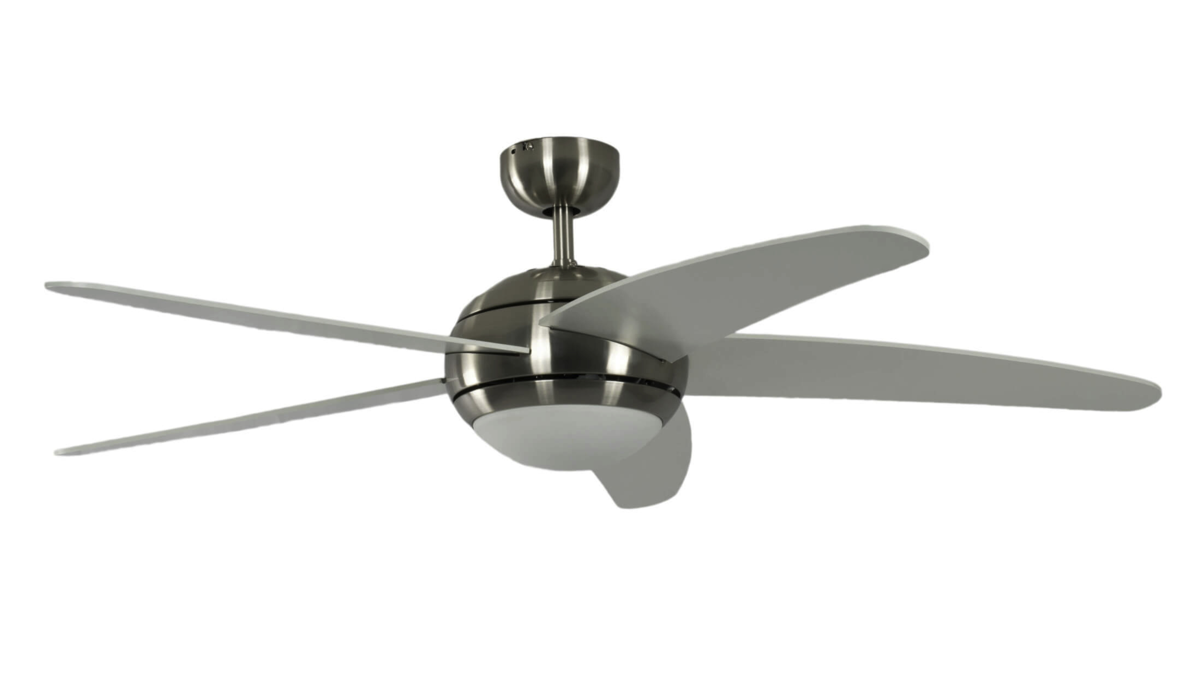 Ein Deckenventilator mit fünf Flügeln und einer Leuchte. Die Flügel sind weiß und der Rahmen ist silber.