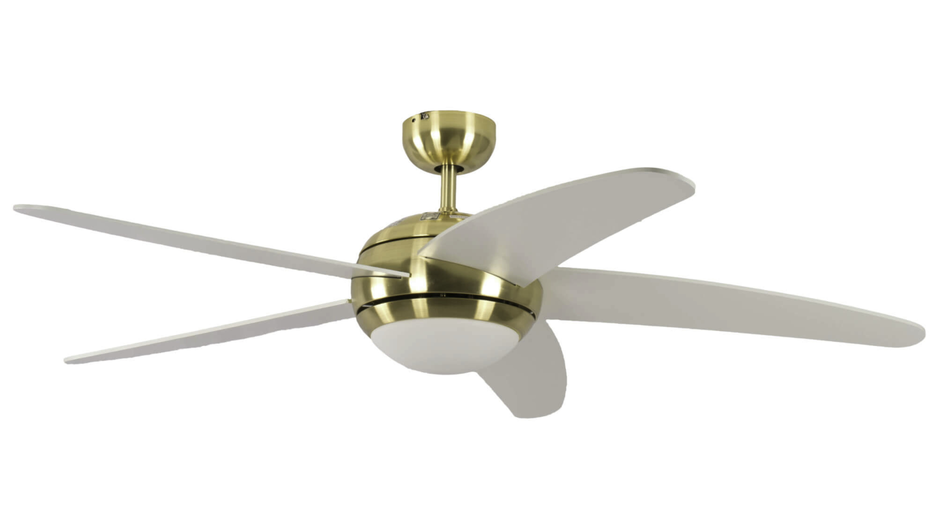 Deckenventilator mit fünf weißen Flügeln und einem goldenen Motorgehäuse. Weißer Hintergrund.