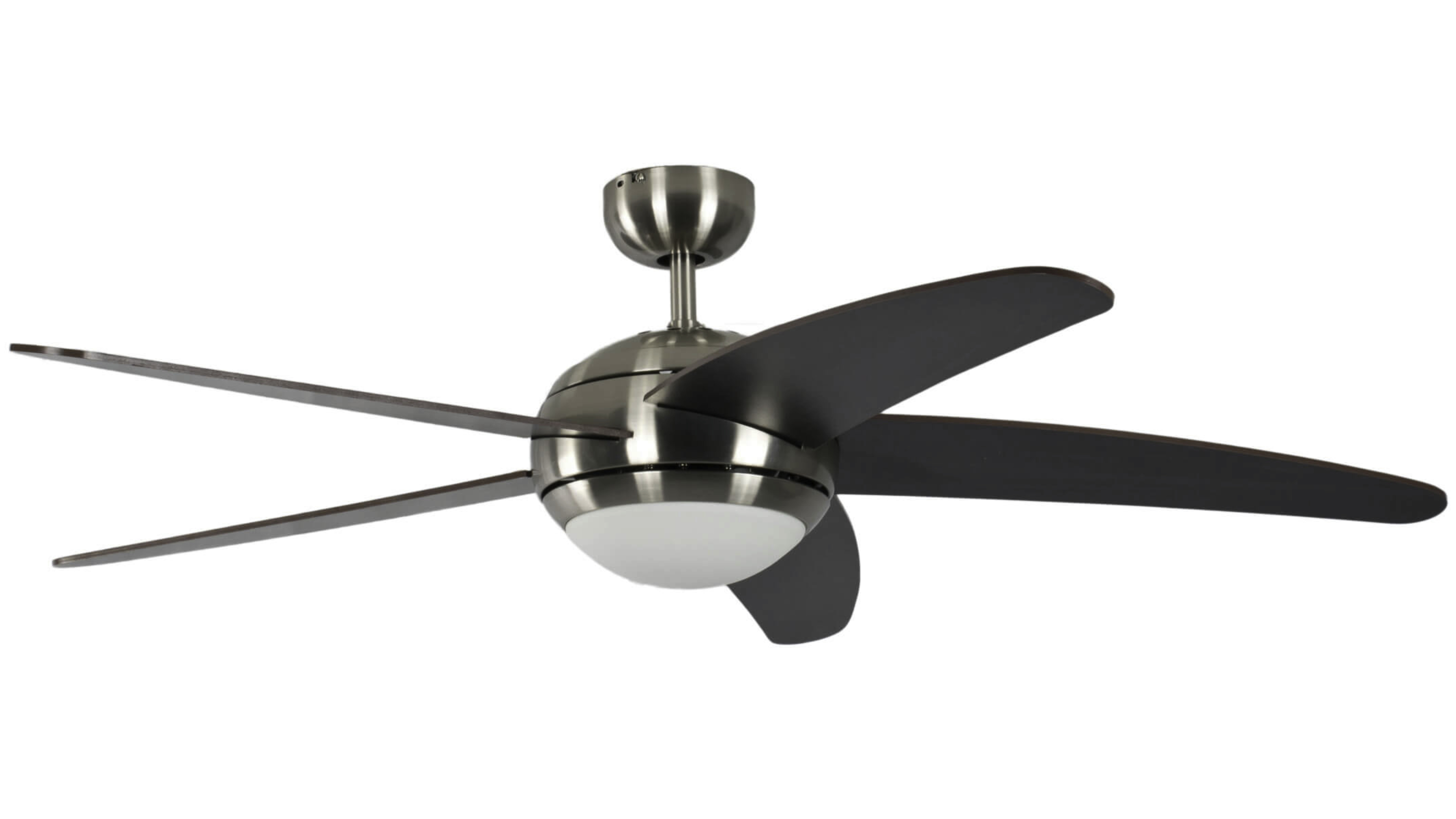 Deckenventilator mit Holzblättern und Leuchte.