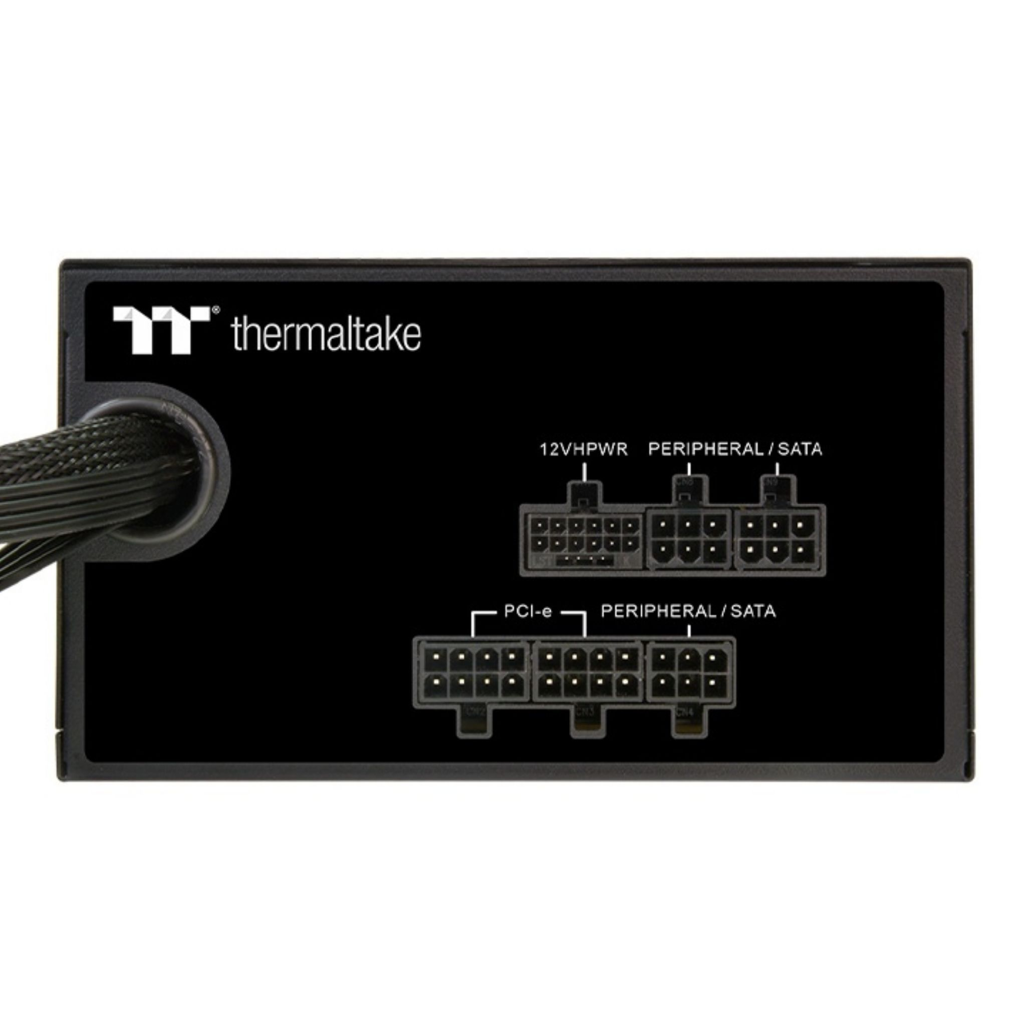 L'arrière d'une alimentation noire avec des connecteurs et du texte sur une surface noire.