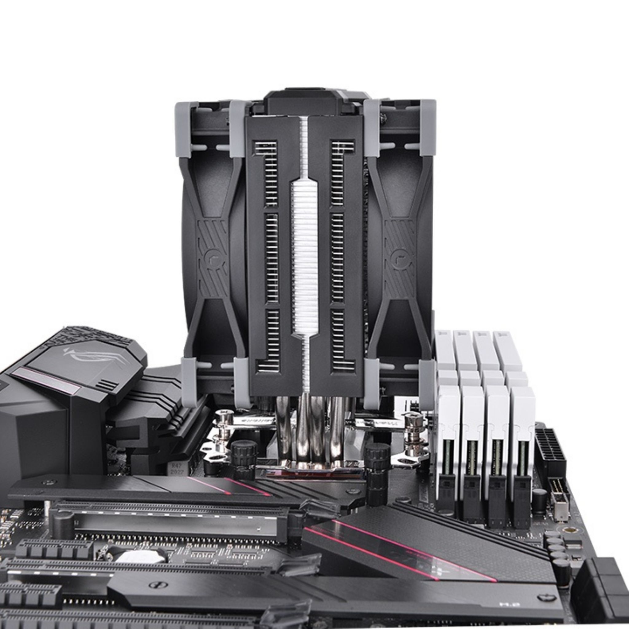 Dissipatore CPU per computer su una scheda madre, con componenti grigi e neri. Sfondo bianco.