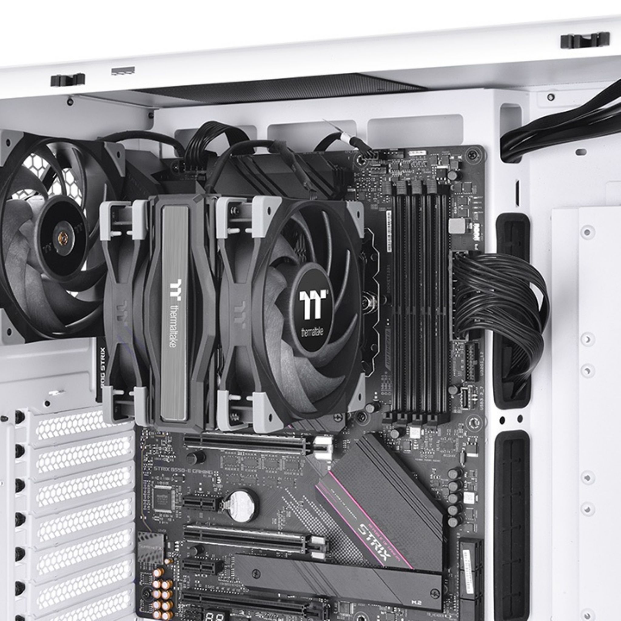 All'interno di un case per computer: dissipatore CPU, ventole, scheda madre e cavi.