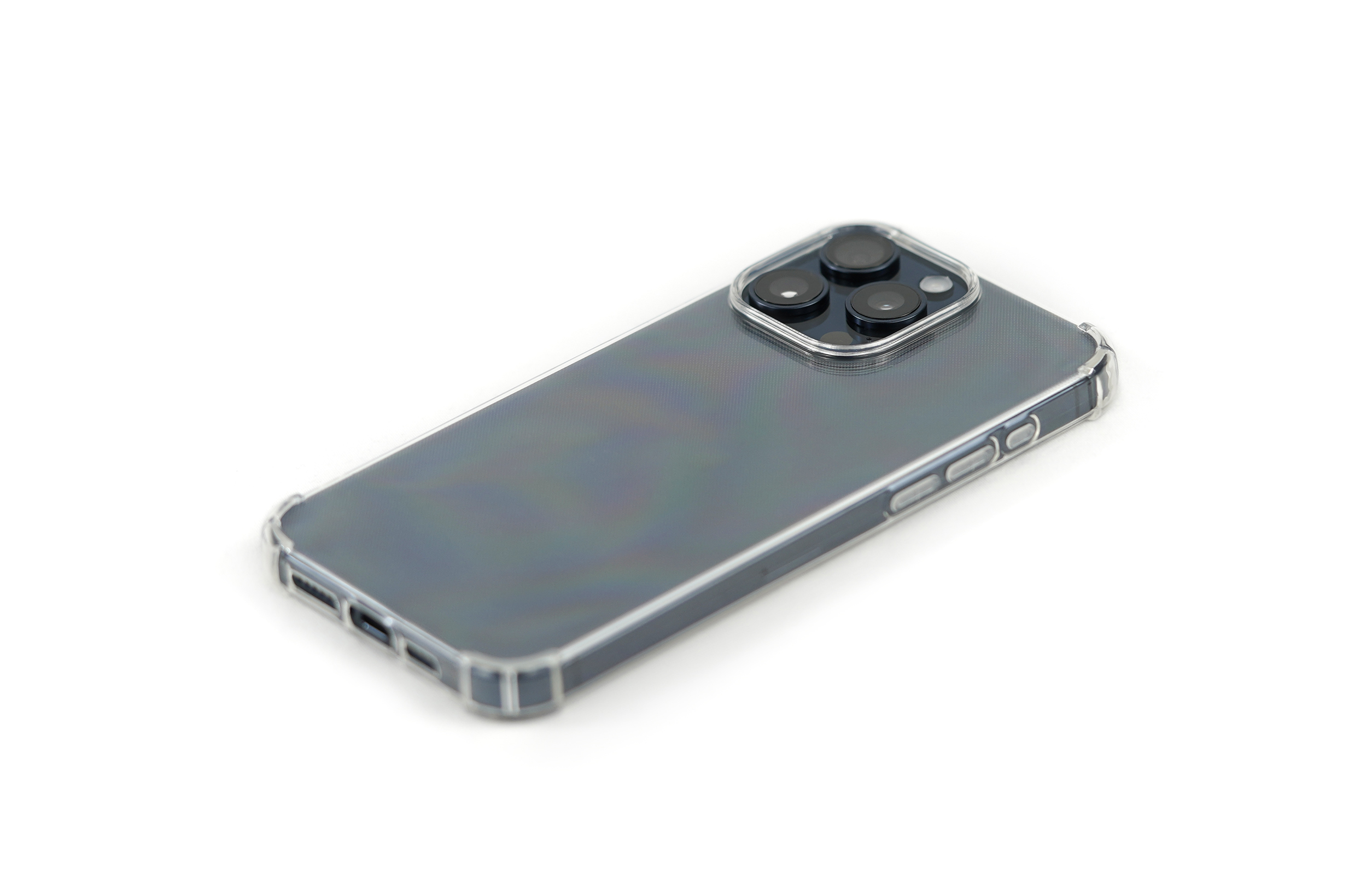 Ein Telefon in einer durchsichtigen Hülle ist vor weißem Hintergrund abgewinkelt. Die Hülle hat eine Kameraausbuchtung und sichtbare Knöpfe.