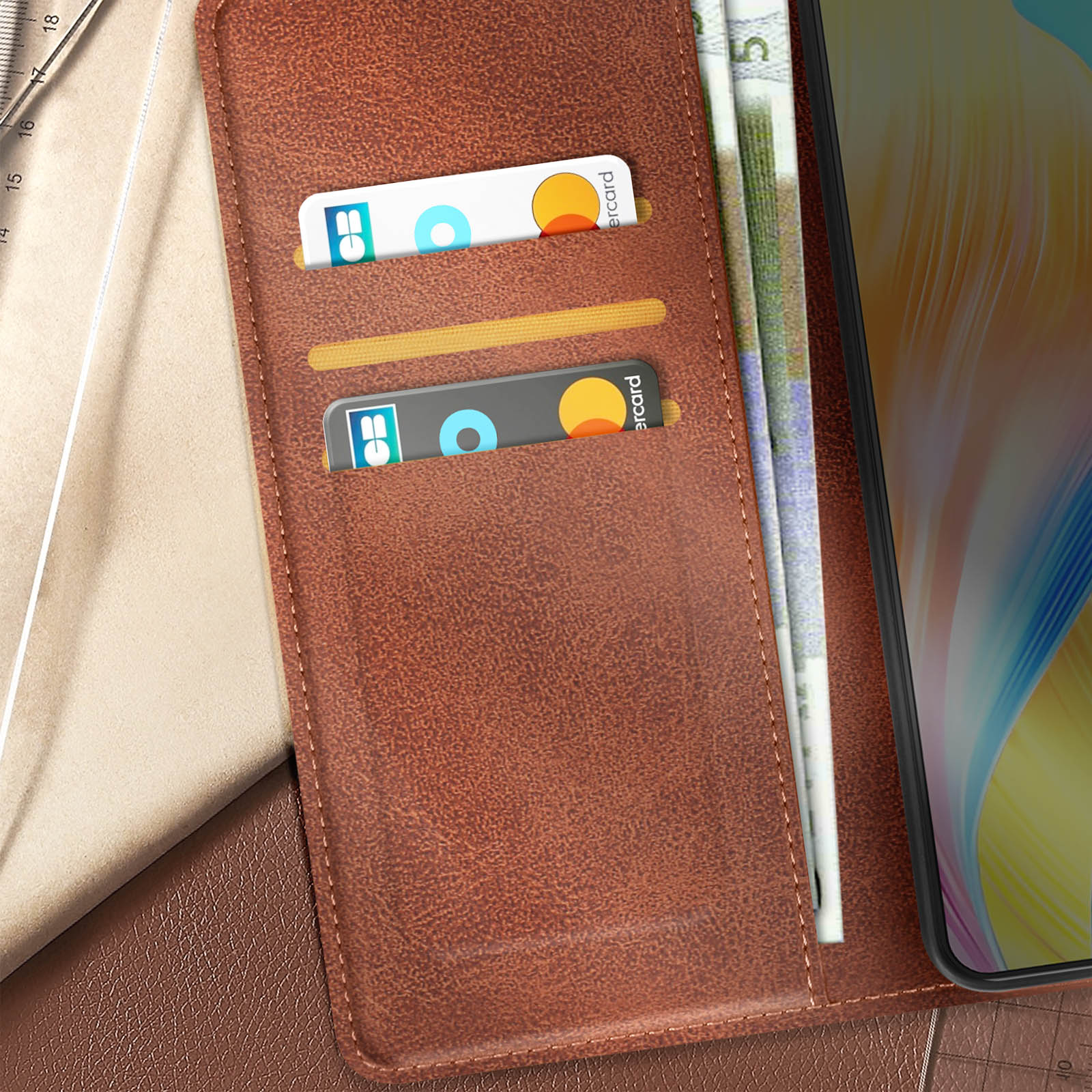 Custodia per telefono in pelle marrone con carte di credito e denaro all'interno. La custodia è aperta, rivelando il contenuto.