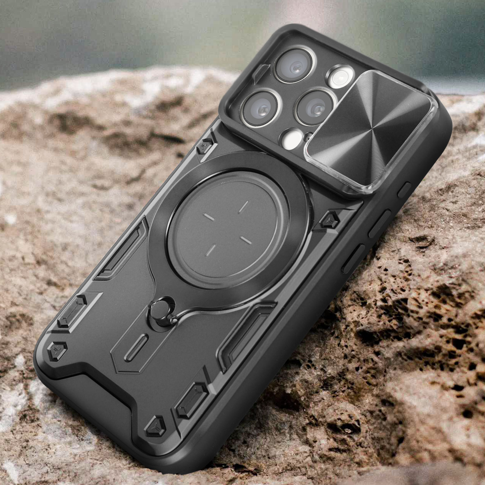 Una custodia nera per telefono su una roccia. La custodia ha un ritaglio per la fotocamera e un cerchio magnetico.