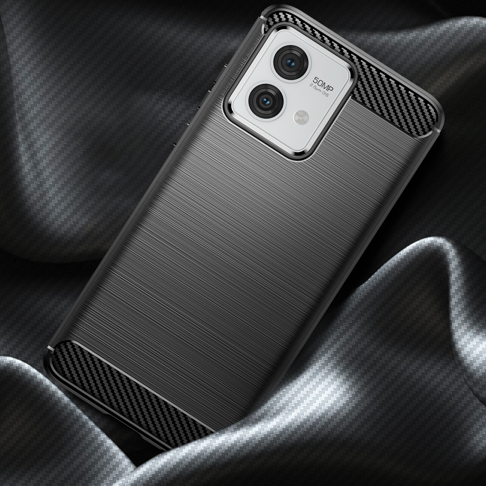 Custodia nera per telefono con texture metallica spazzolata, doppia fotocamera e dettagli in fibra di carbonio.