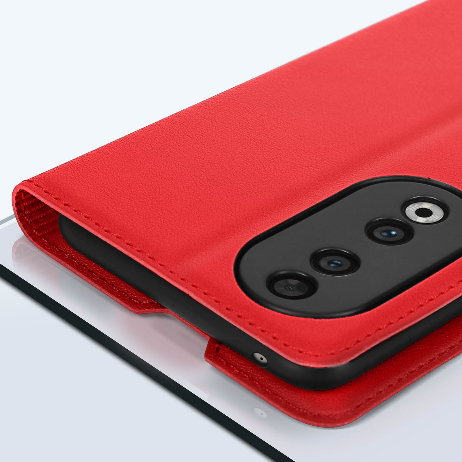 Primo piano di una custodia rossa per telefono su una superficie di vetro, che mostra l'intaglio della fotocamera.