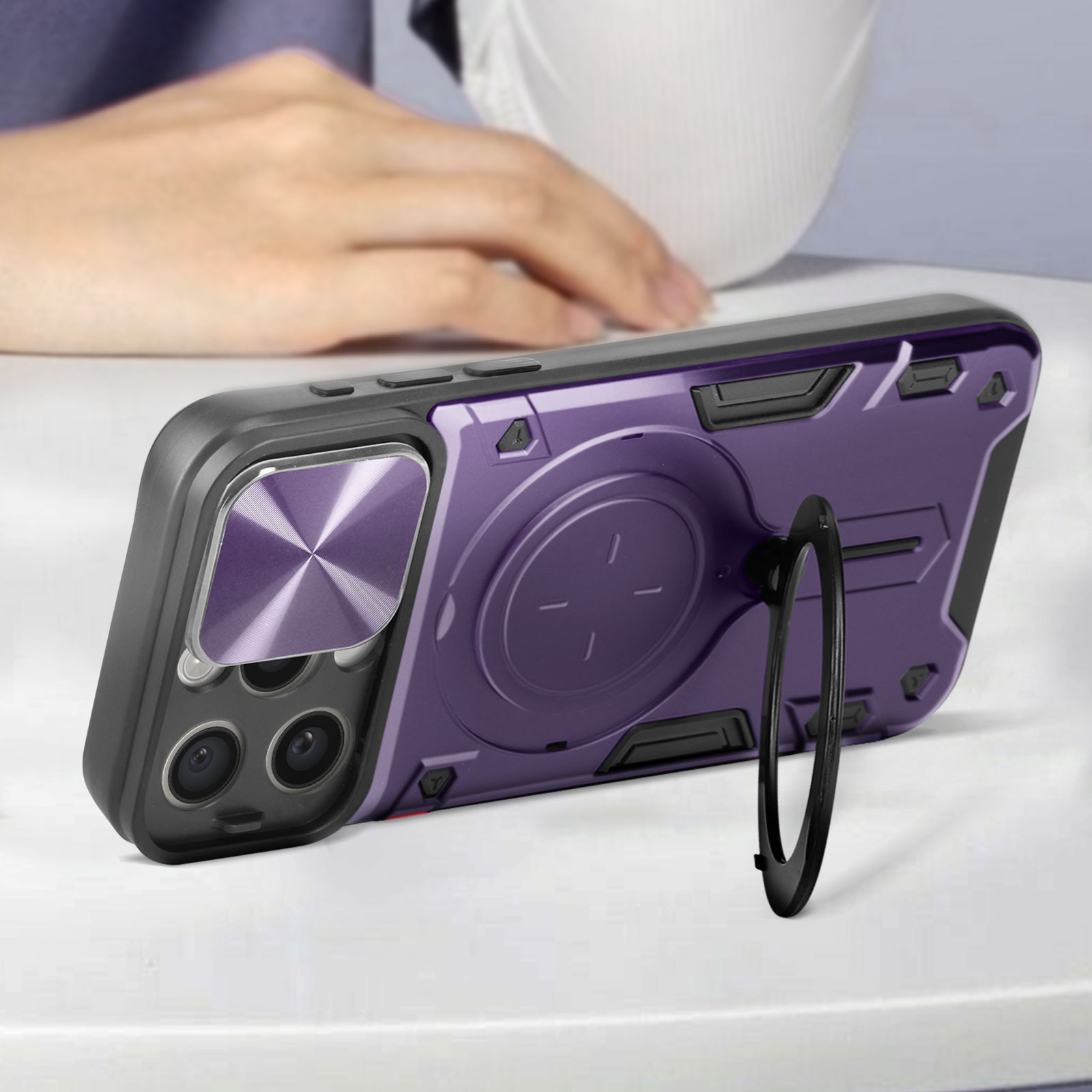 Custodia viola per telefono con supporto. Una mano è sullo sfondo.
