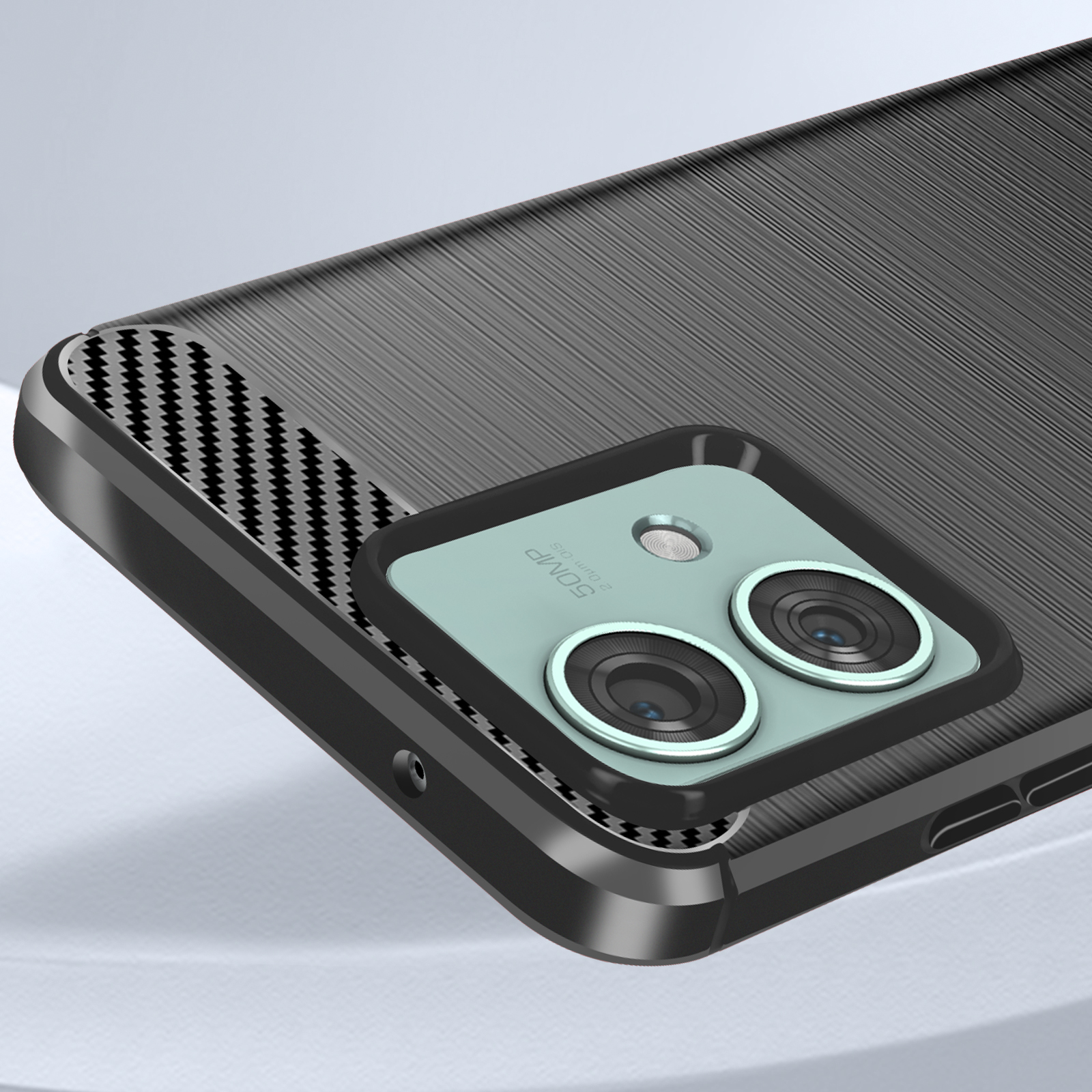 Primo piano di una custodia per telefono con design in fibra di carbonio e doppi obiettivi della fotocamera.