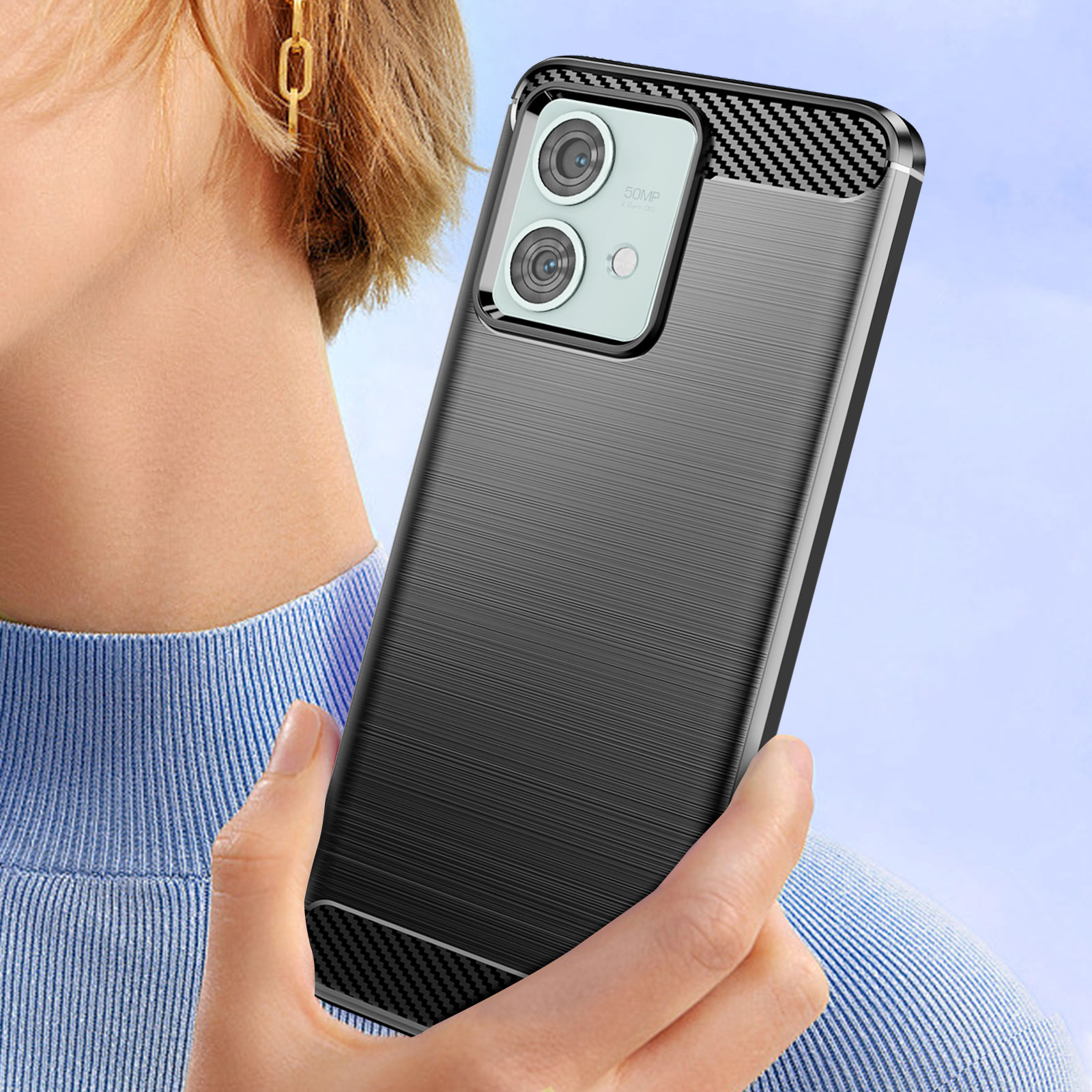 Una custodia nera per telefono è tenuta in mano, lenti della fotocamera visibili.