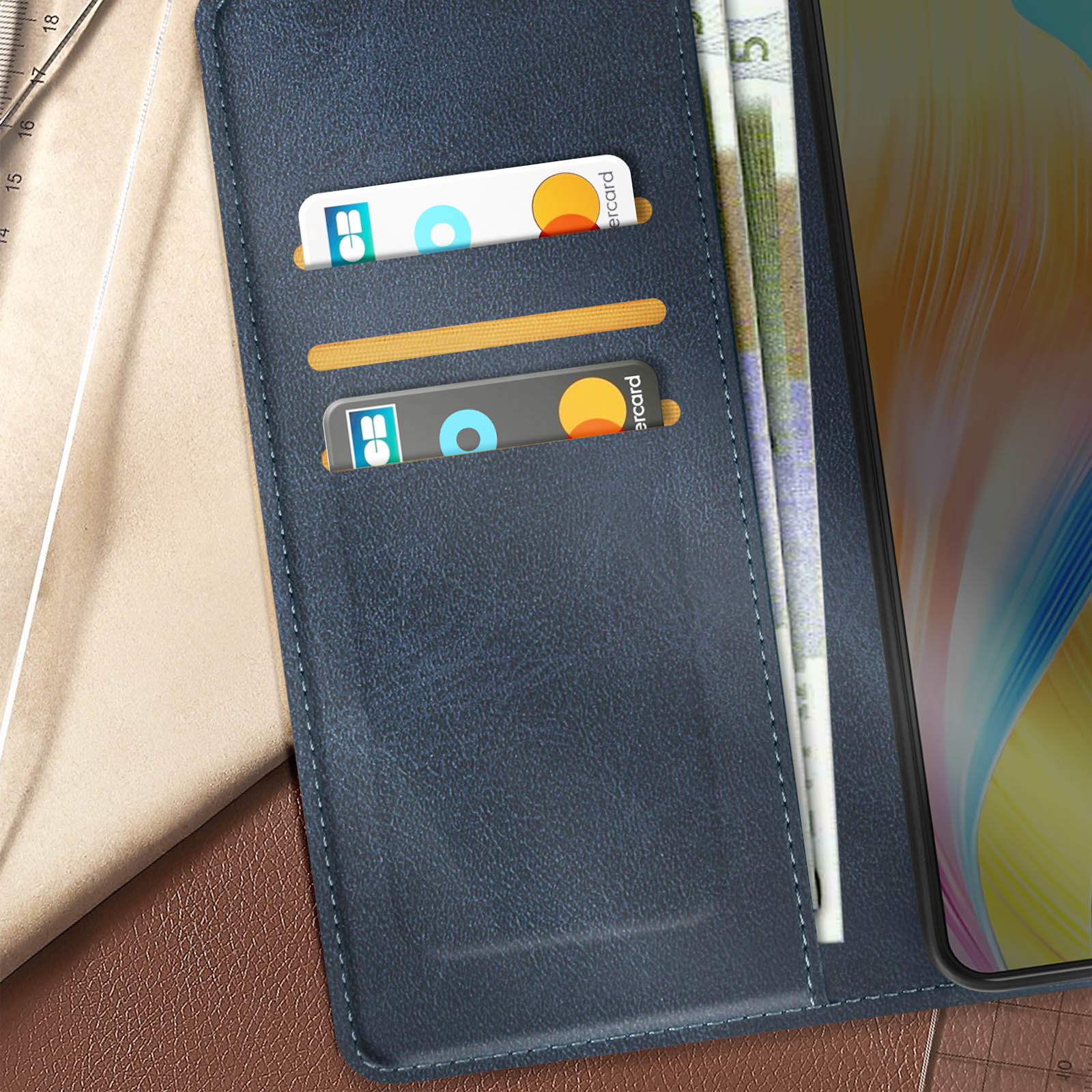 Custodia per telefono in pelle blu aperta con fessure per carte e denaro. Il telefono è dentro.