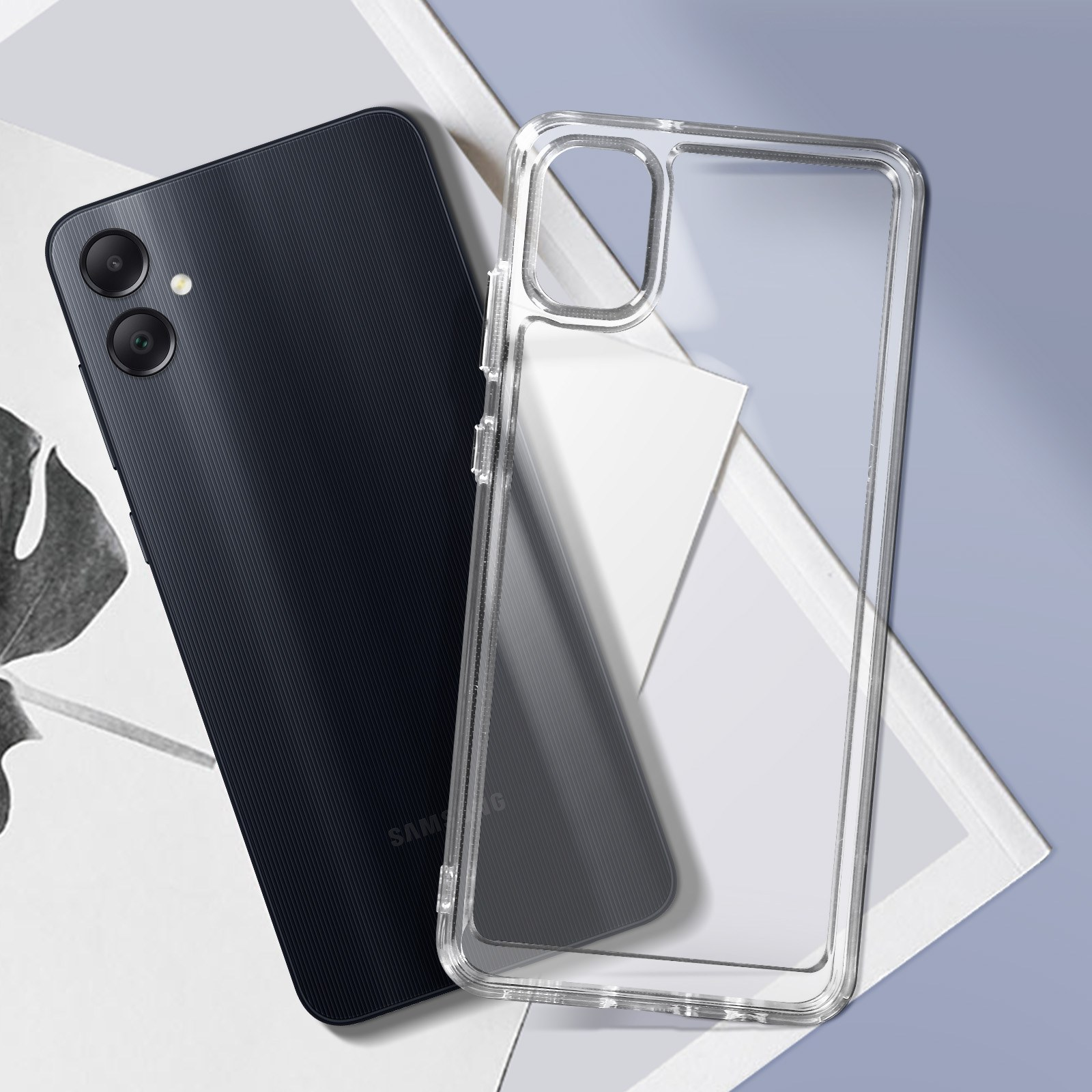 Telefono Samsung accanto a una custodia trasparente su una superficie bianca e blu.