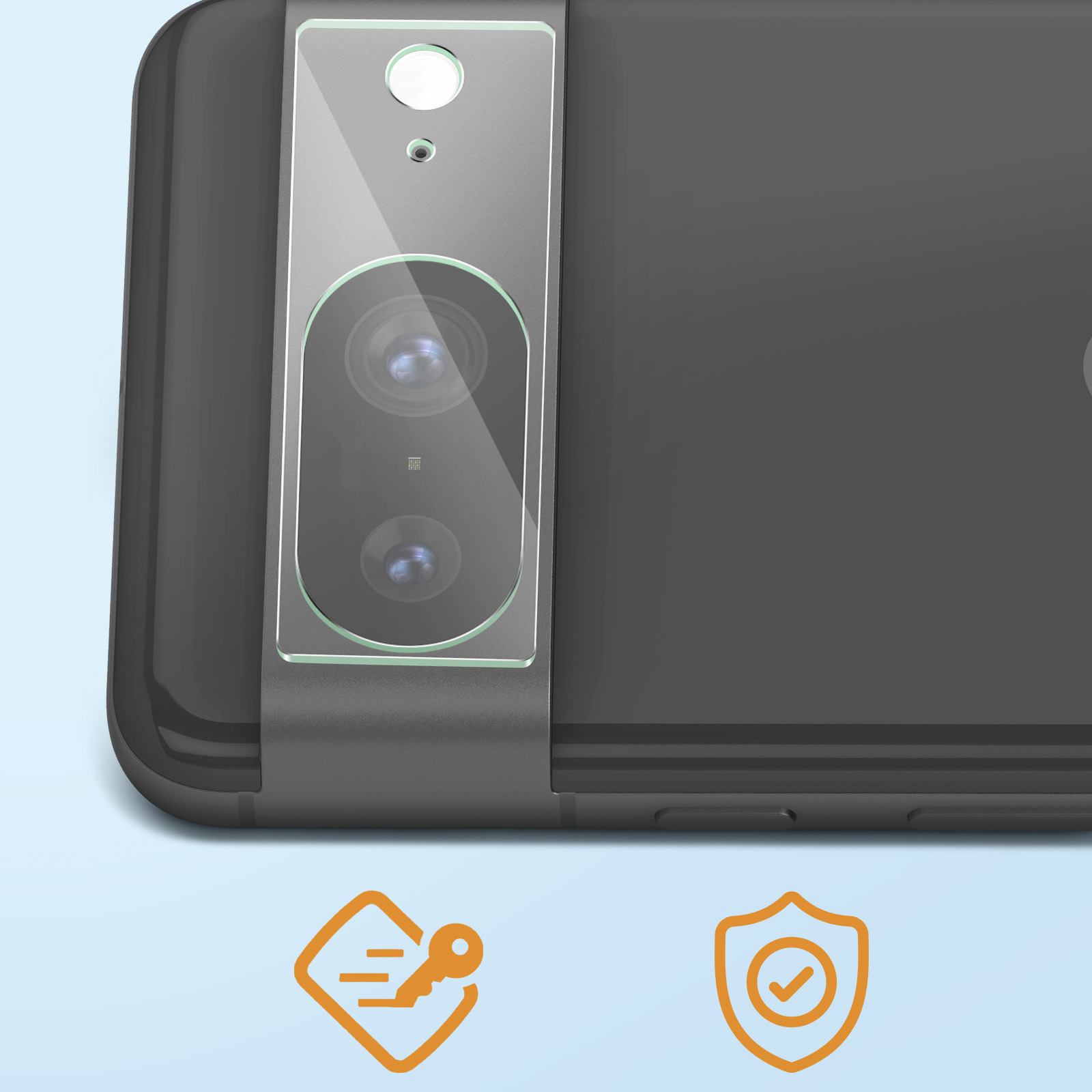 L'alloggiamento della fotocamera di un telefono con protezione per lo schermo applicata, su sfondo azzurro.