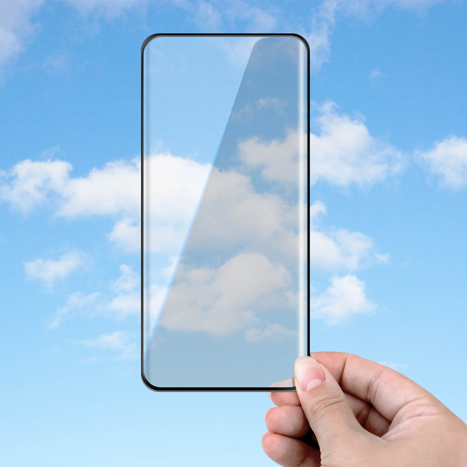 Mano che tiene un telefono con un proteggi schermo applicato. Il cielo è visibile attraverso il proteggi schermo trasparente.