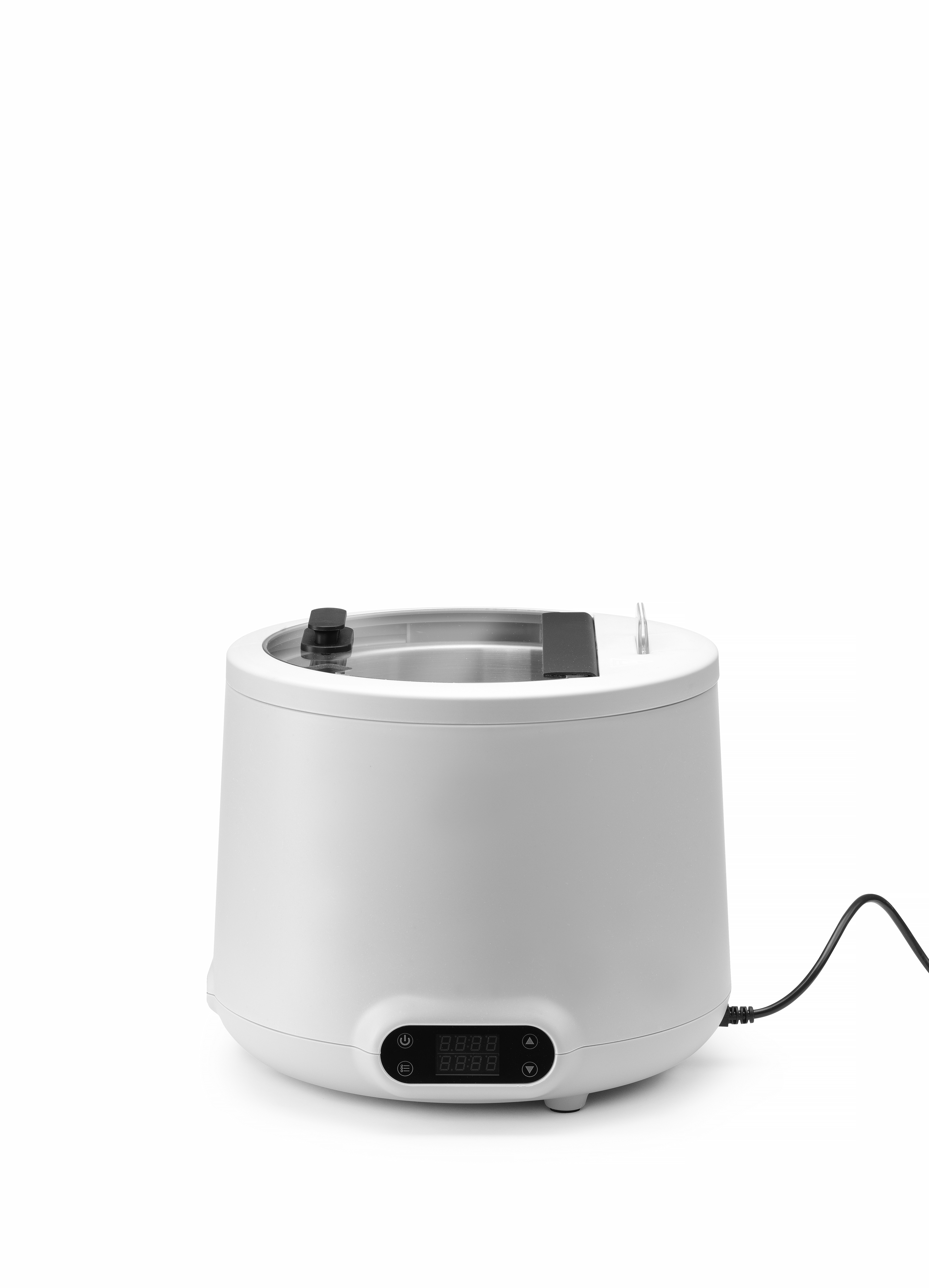 Elettrodomestico bianco con display digitale. Ha una parte superiore nera e un cavo. È su sfondo bianco.