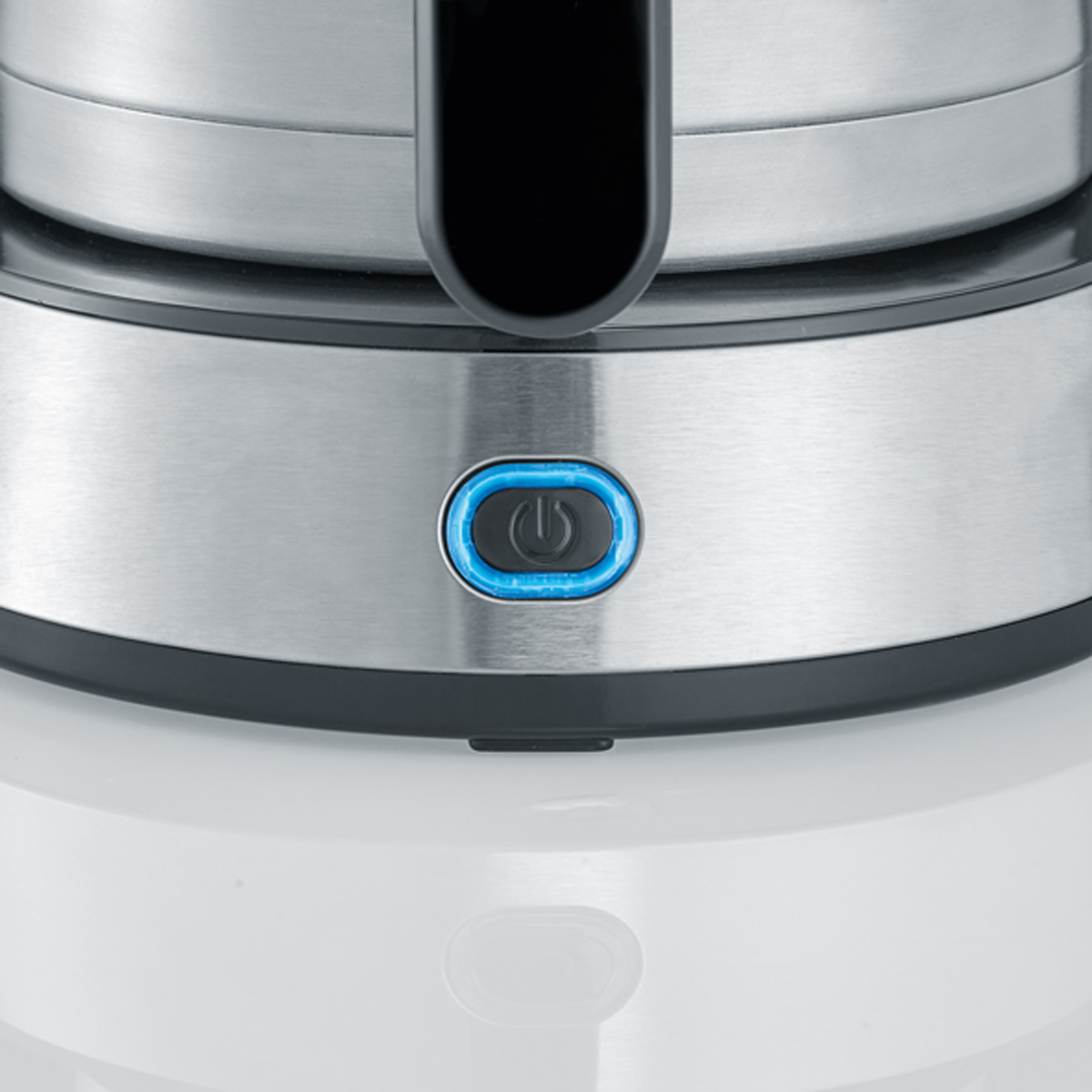 Zbliżenie przycisku zasilania, niebieskie światło.