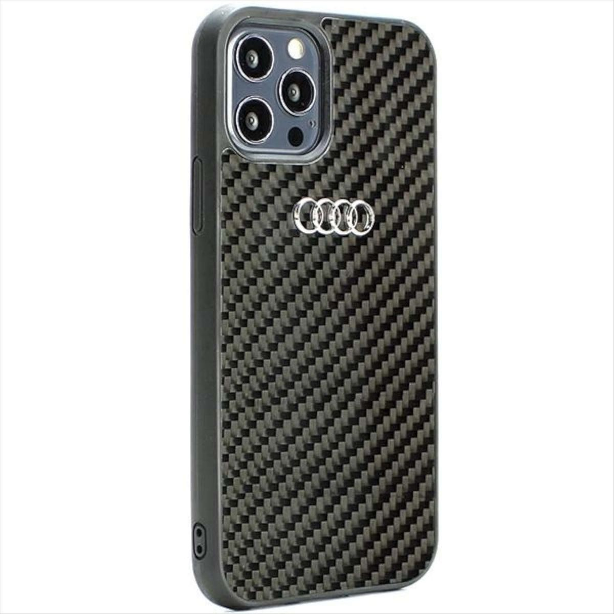 Schwarze iPhone-Hülle mit Carbonfaser-Textur und Audi-Logo.