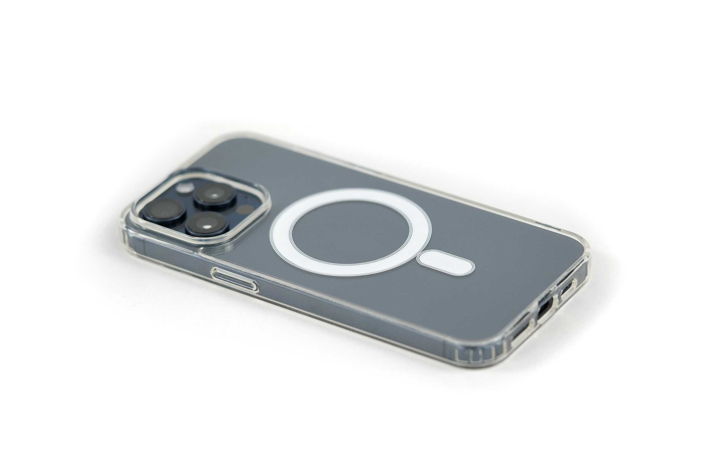 Eine transparente Handyhülle mit weißem MagSafe-Kreis. Das Telefon liegt auf einer weißen Oberfläche.